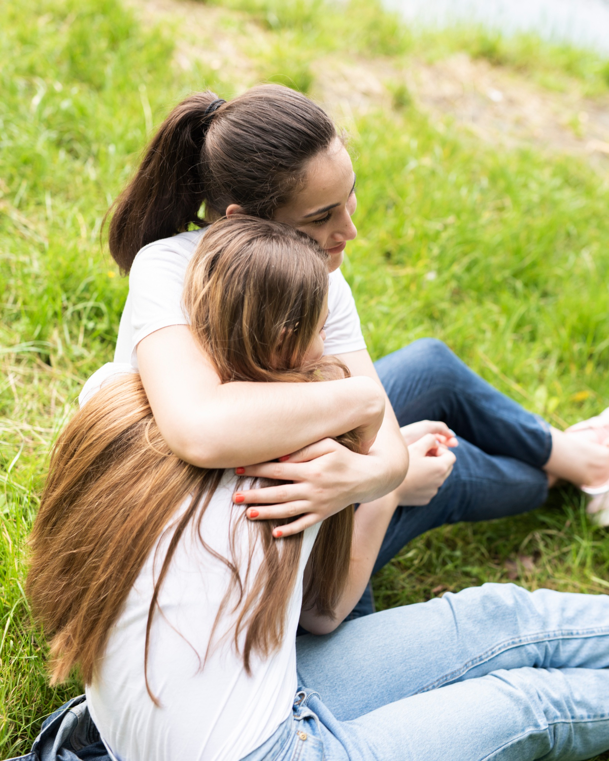 Due donne che si abbracciano | Fonte: Freepik