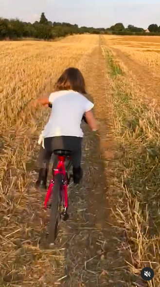 Harper Beckham montando en bici, publicado el 10 de julio de 2024 | Fuente: Instagram/victoriabeckham