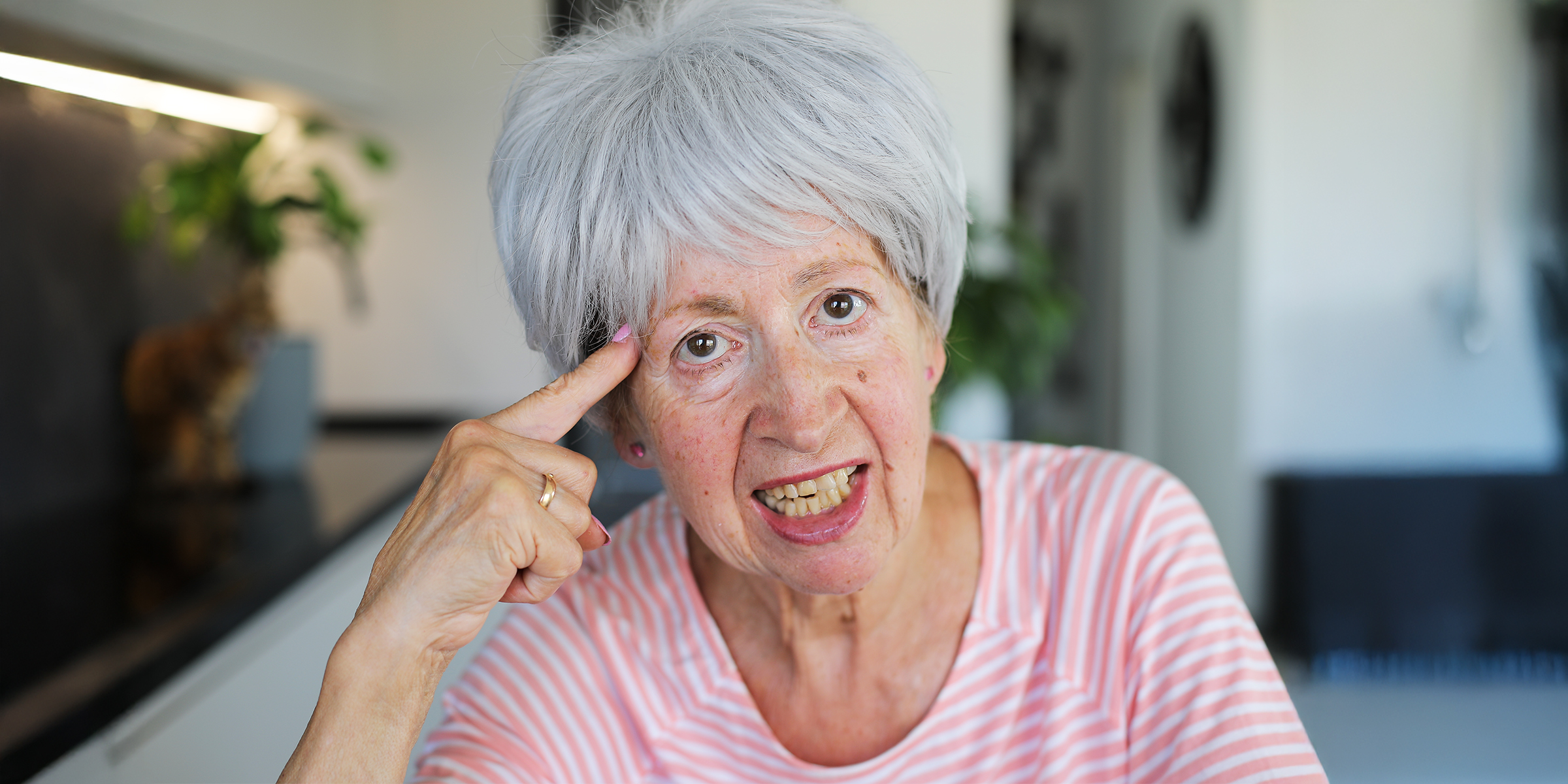 Una anciana con cara de enfado | Fuente: Shutterstock