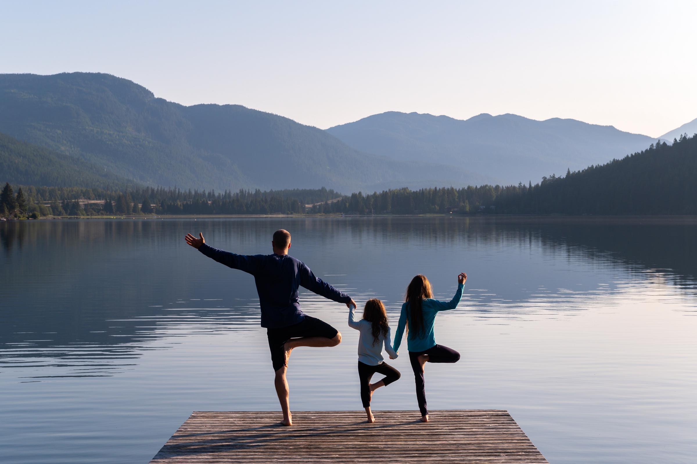 Familia practicando yoga al aire libre | Fuente: Getty Images
