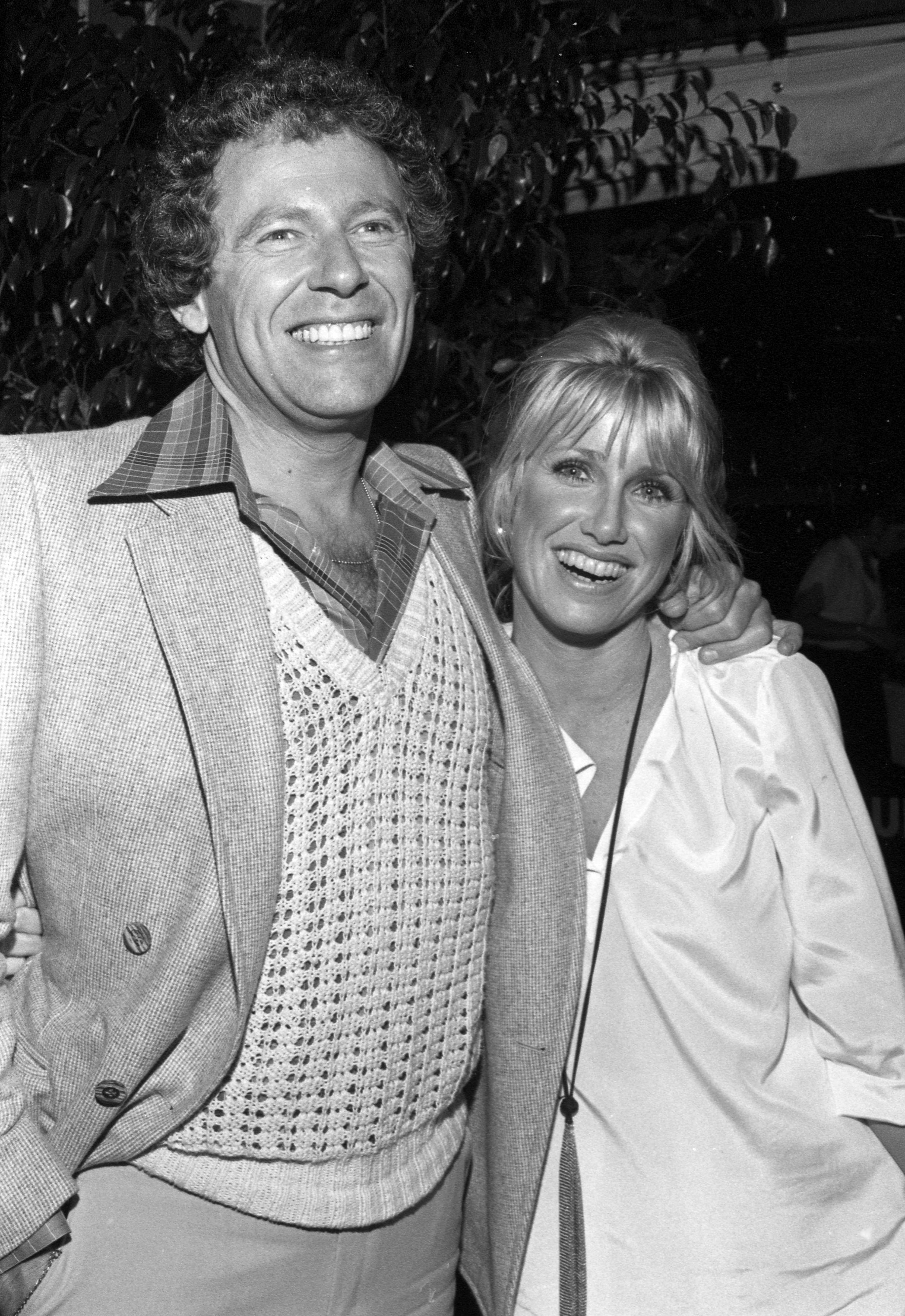 Alan Hamel y Suzanne Somers fotografiados juntos en los años 80. | Foto: Getty Images