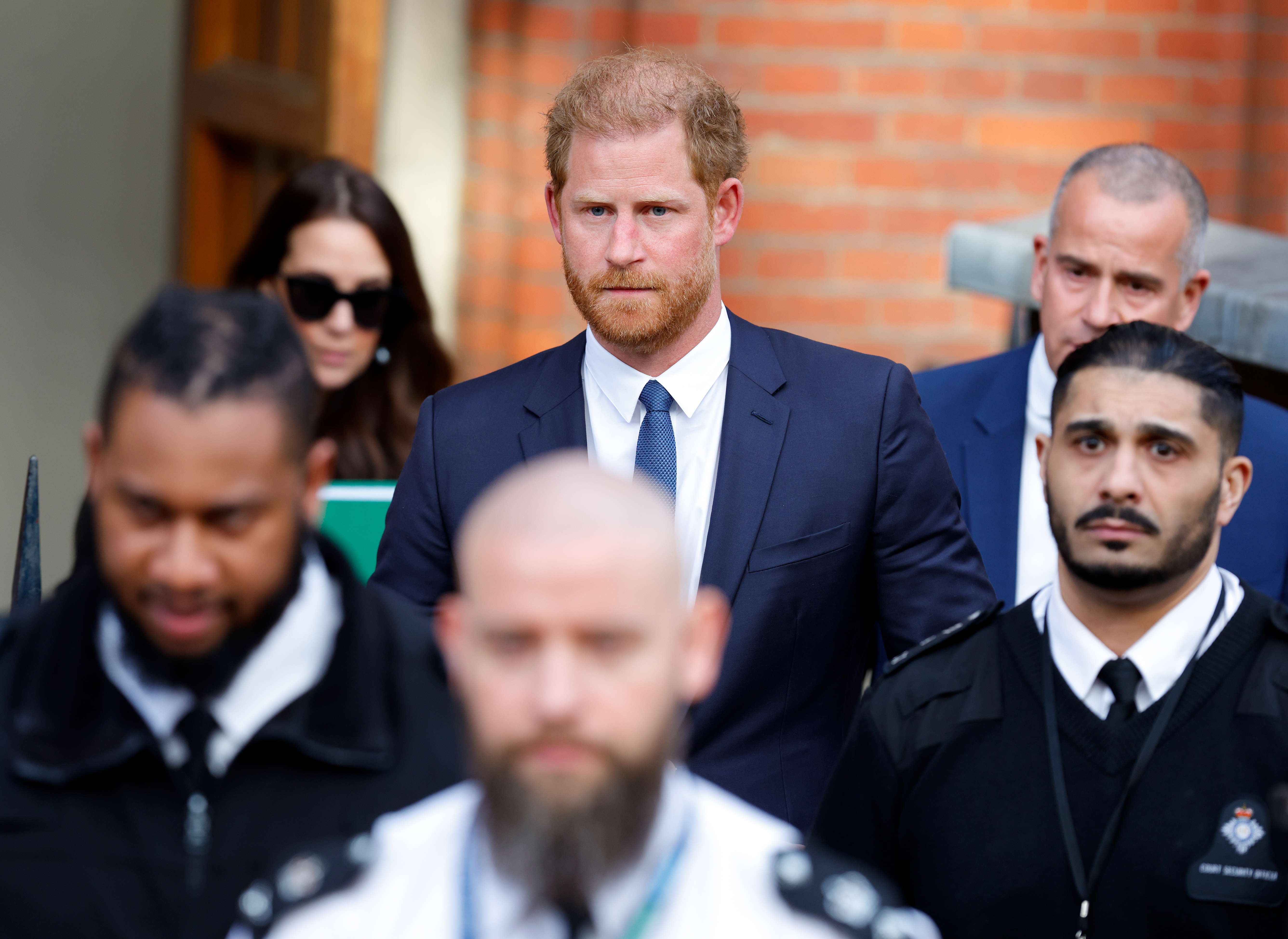 El príncipe Harry sale de los Tribunales Reales de Justicia el 27 de marzo de 2023, en Londres, Inglaterra | Fuente: Getty Images
