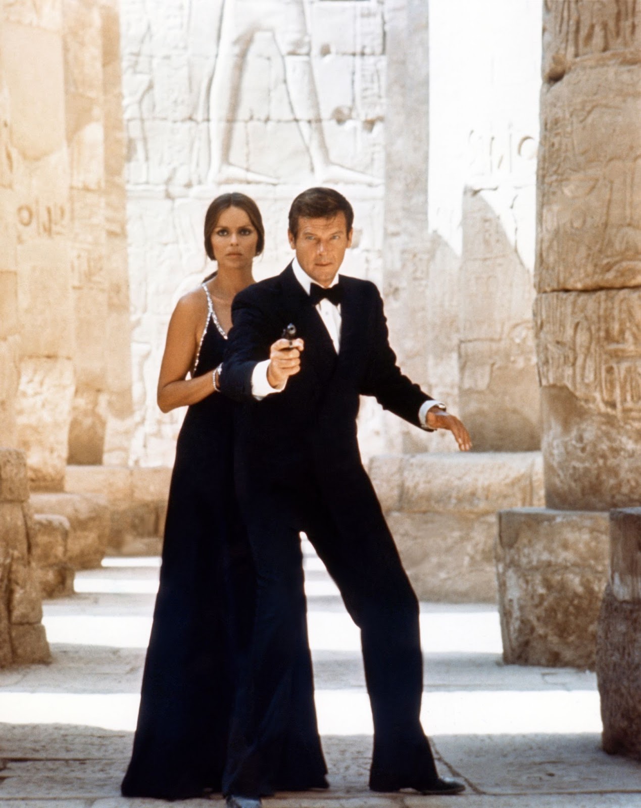 Barbara Bach y Roger Moore en el plató de "La espía que me amó" en 1977. | Fuente: Getty Images