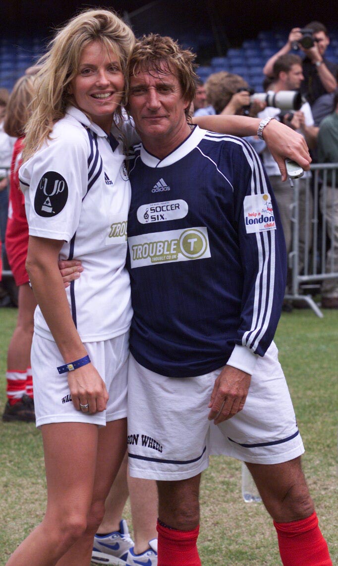 Penny Lancaster y Rod Stewart en el séptimo torneo anual de fútbol benéfico "Soccer Six" el 29 de mayo de 2001 | Fuente: Getty Images