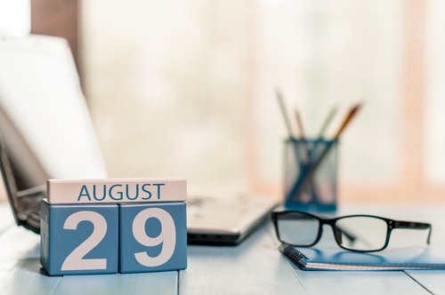 29 de agosto marcado en un calendario en el lugar de trabajo. | Fuente: Shutterstock