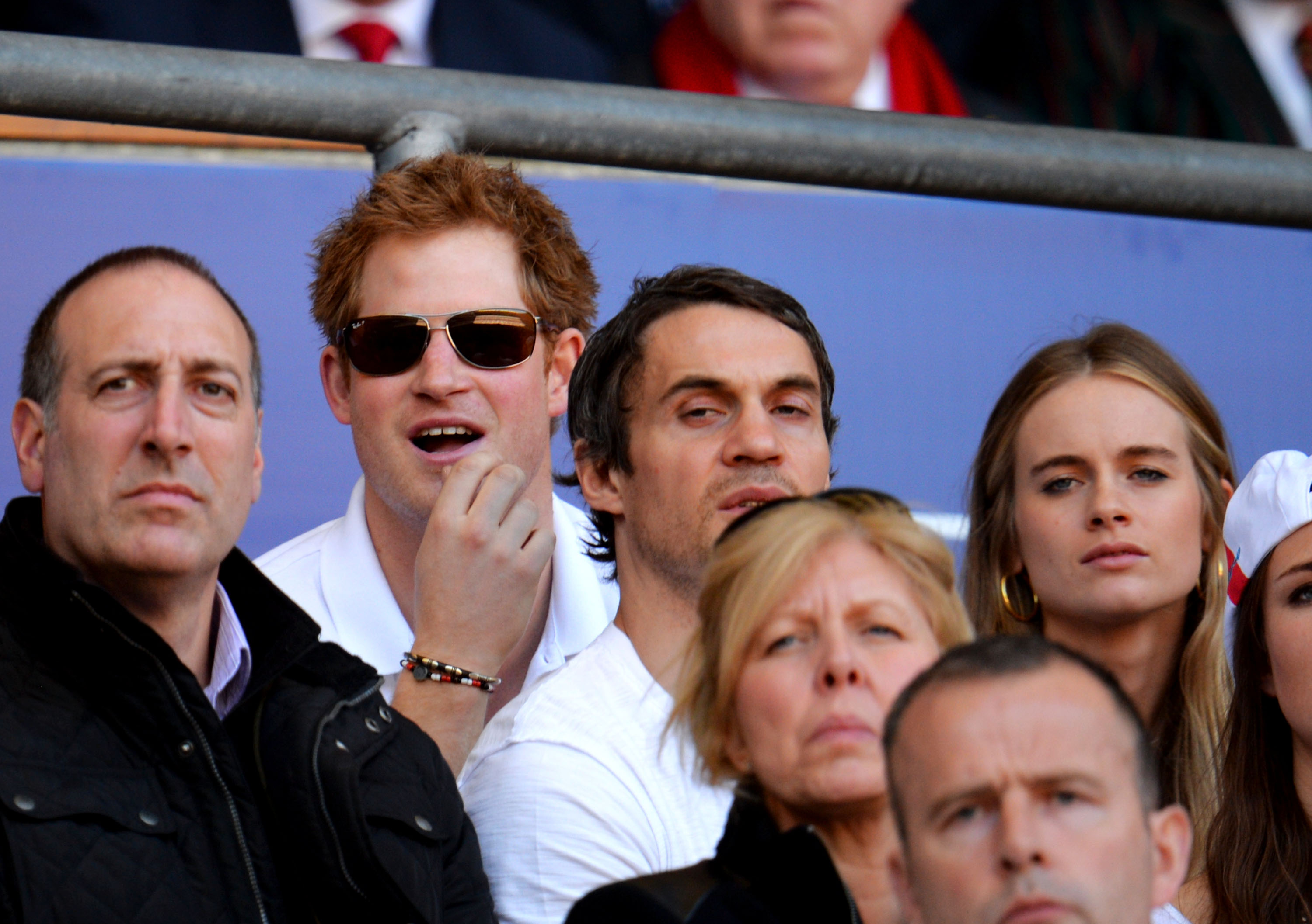 El príncipe Harry y Cressida Bonas observan durante el partido del RBS Six Nations en el estadio de Twickenham el 9 de marzo de 2014 en Londres, Inglaterra. | Fuente: Getty Images