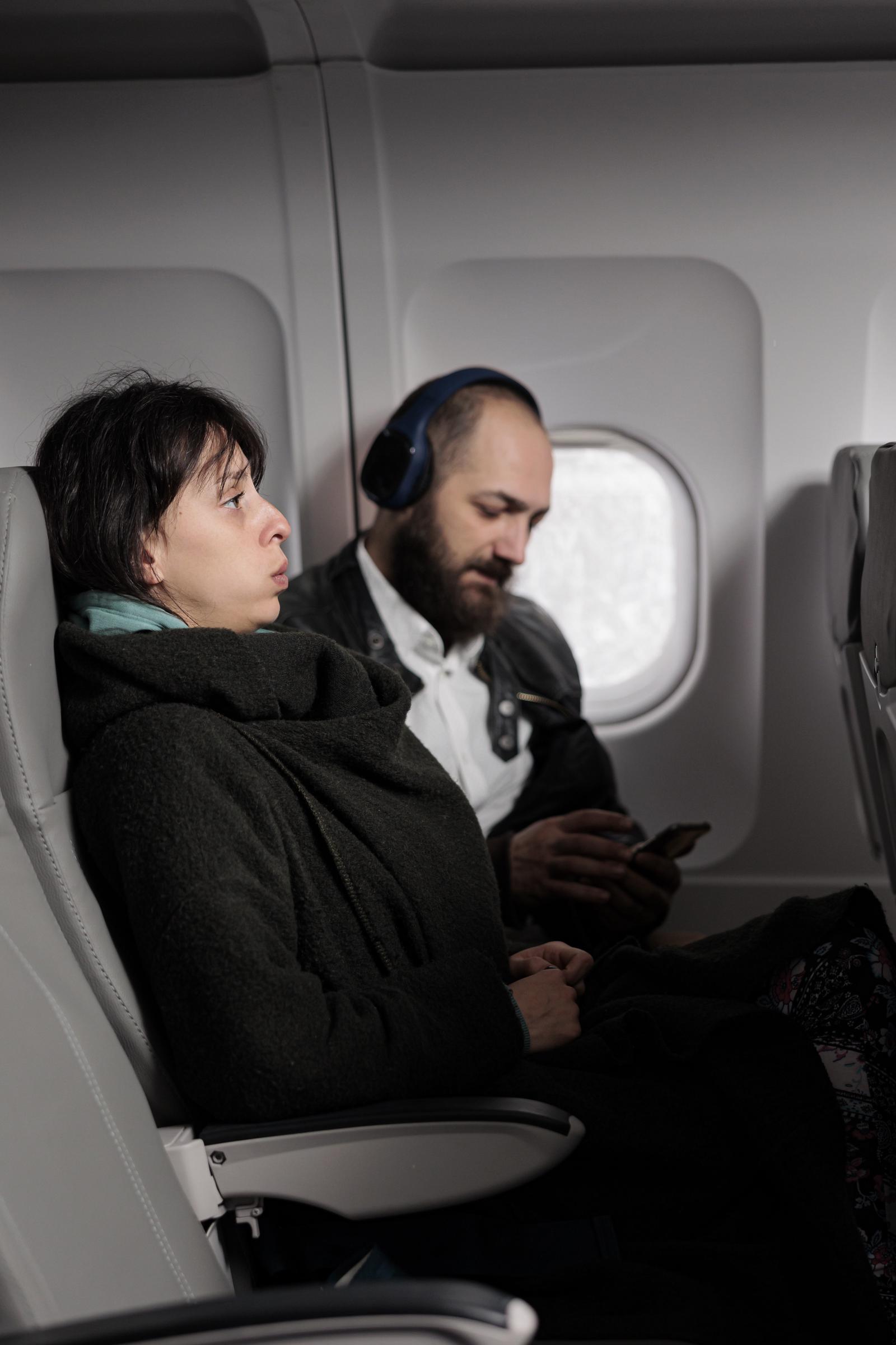 Una pareja en un avión | Fuente: Freepik