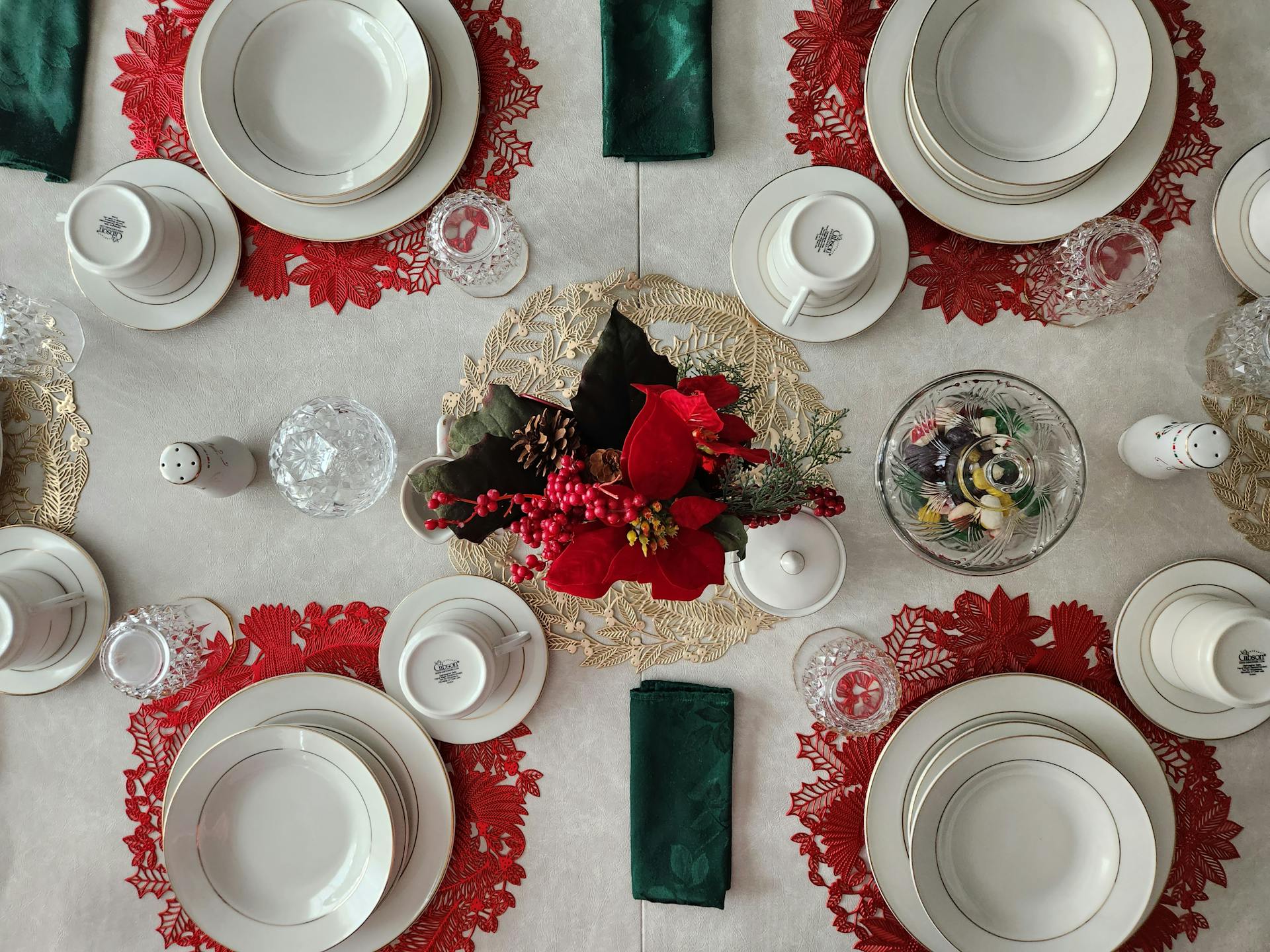 Una mesa preparada para una cena formal | Fuente: Pexels