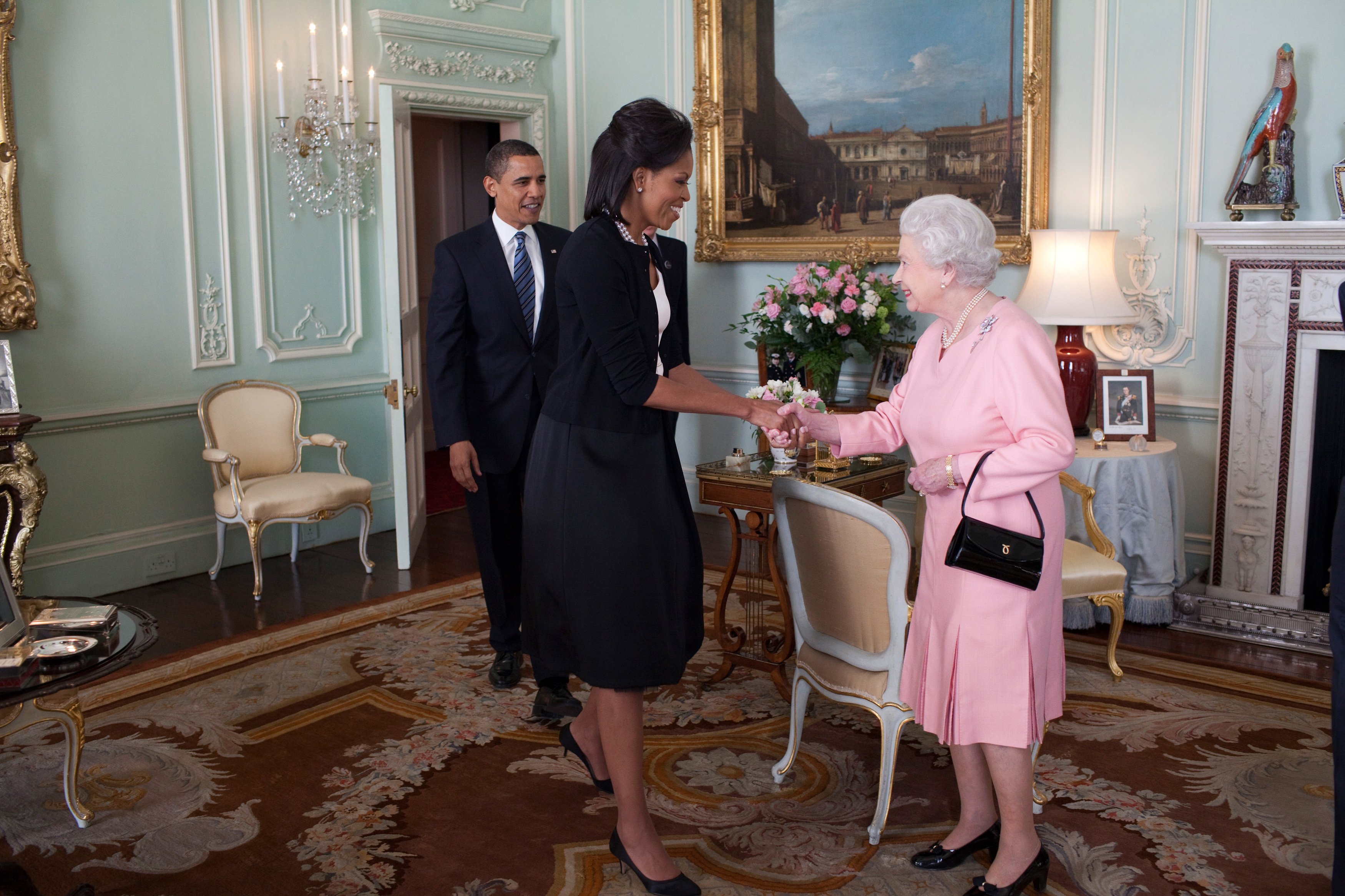 Barack y Michelle Obama en encuentro con la Reina Elizabeth II en Londres en 2009. | Foto: Getty Images