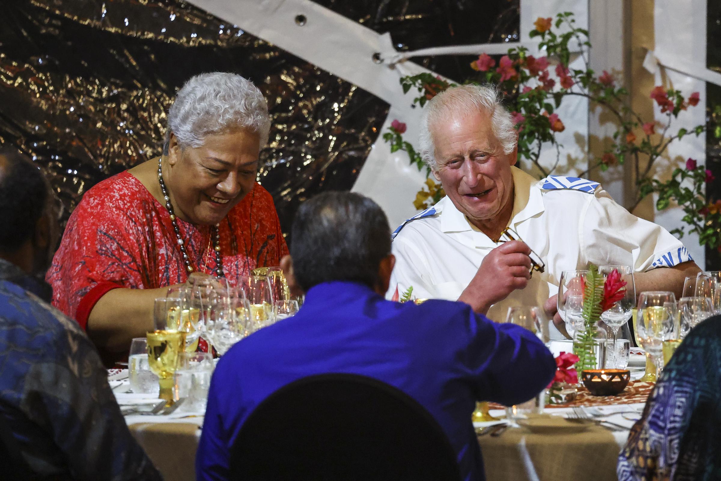 El rey Charles III y la primera ministra de Samoa Naomi Mata'afa en la recepción y cena del Museo Robert Louis Stevenson en Apia, Samoa, el 25 de octubre de 2024 | Fuente: Getty Images