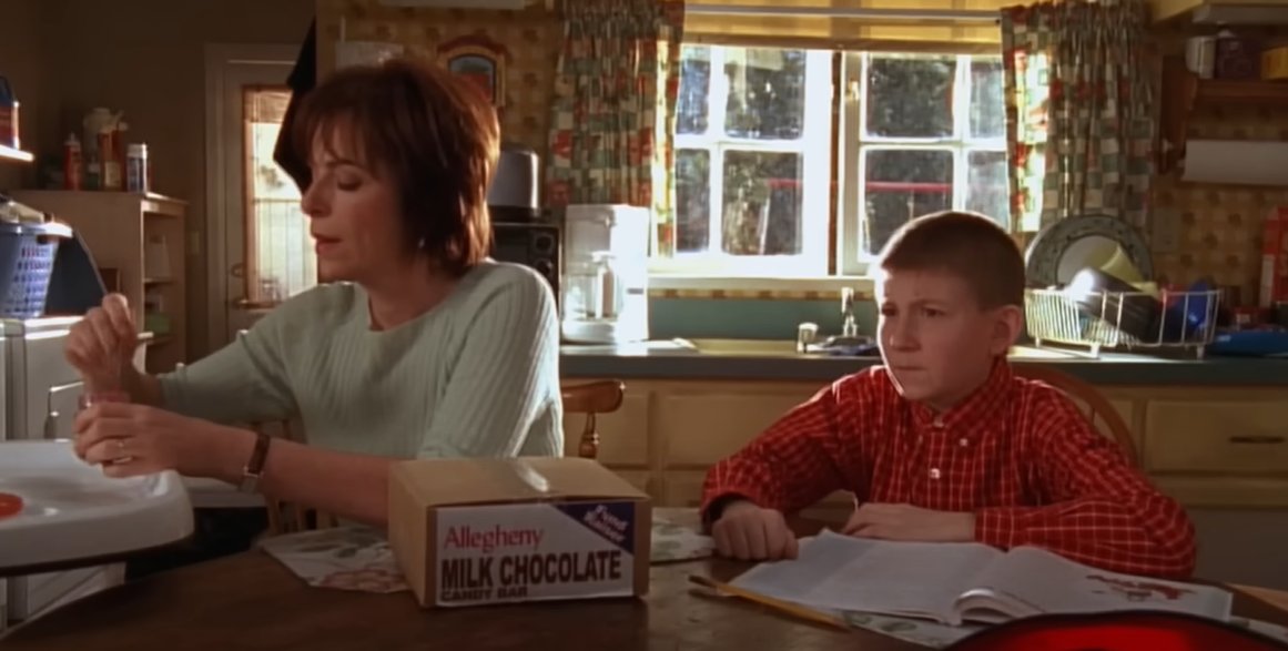 Captura de pantalla de un episodio de "Malcolm in the Middle" en la que aparecen Erik Per Sullivan como Dewey y Jane Kaczmarek como su madre, Lois | Fuente: Youtube/Canal 4