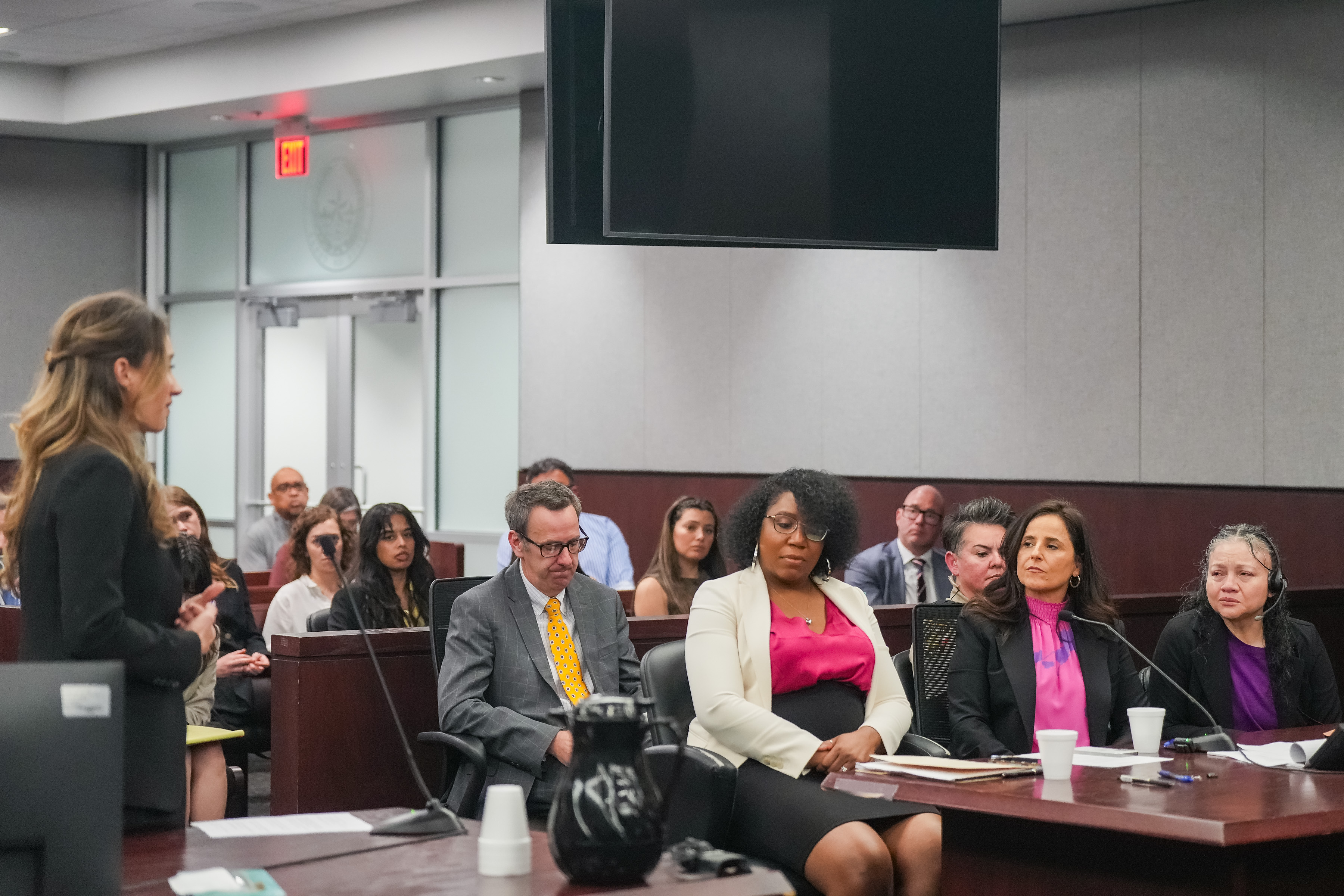 La Fiscalía del Condado de Travis se disculpa con Carmen Mejía, a la derecha, durante su audiencia de exoneración en el Tribunal Penal del Distrito 460 del Condado de Travis en Austin, el lunes 9 de marzo de 2026. | Fuente: Getty Images