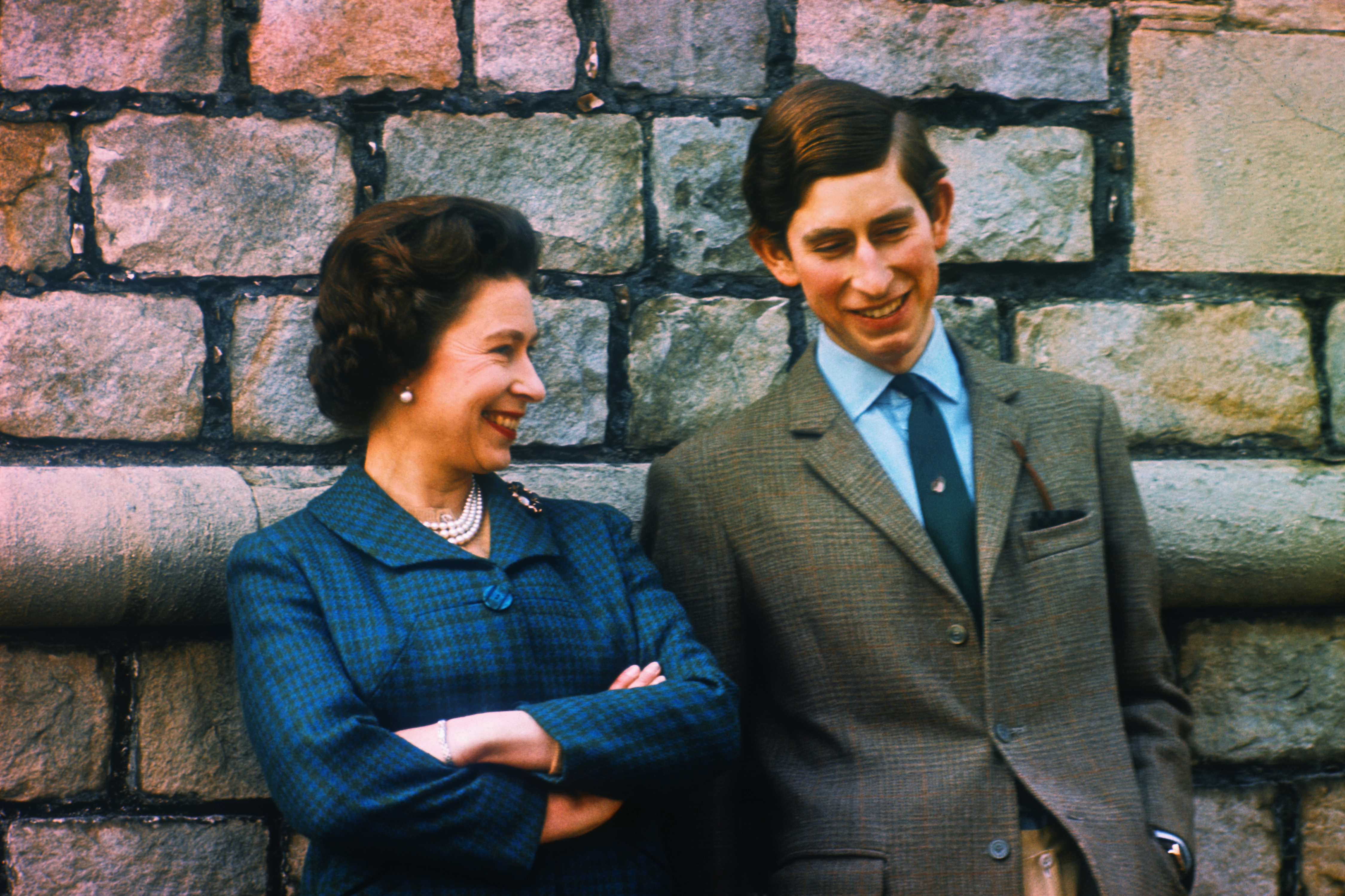Príncipe Charles y la reina Elizabeth en su casa de Windsor en 1969 | Foto: Getty Images