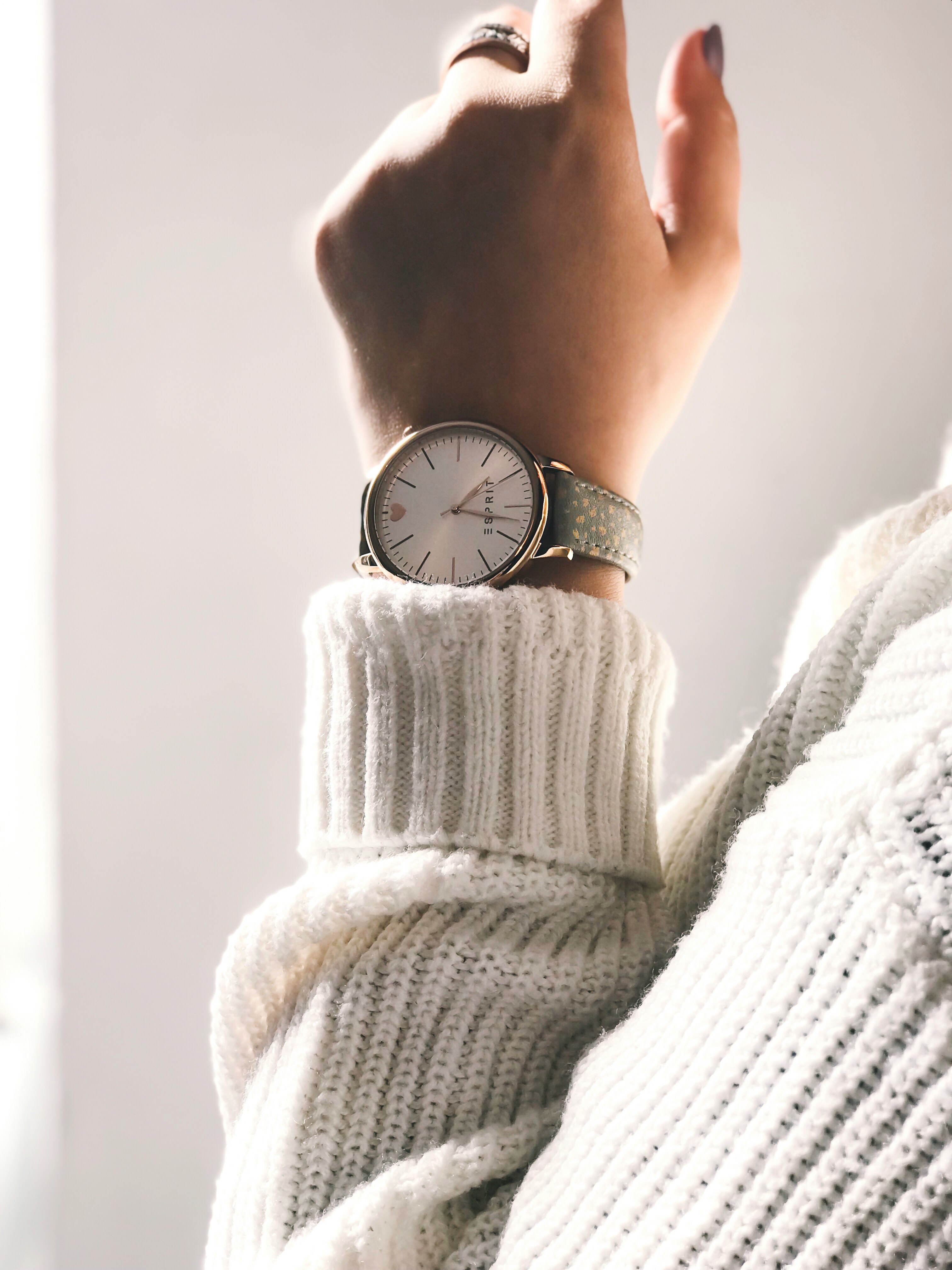 La muñeca de una persona con un reloj | Fuente: Unsplash