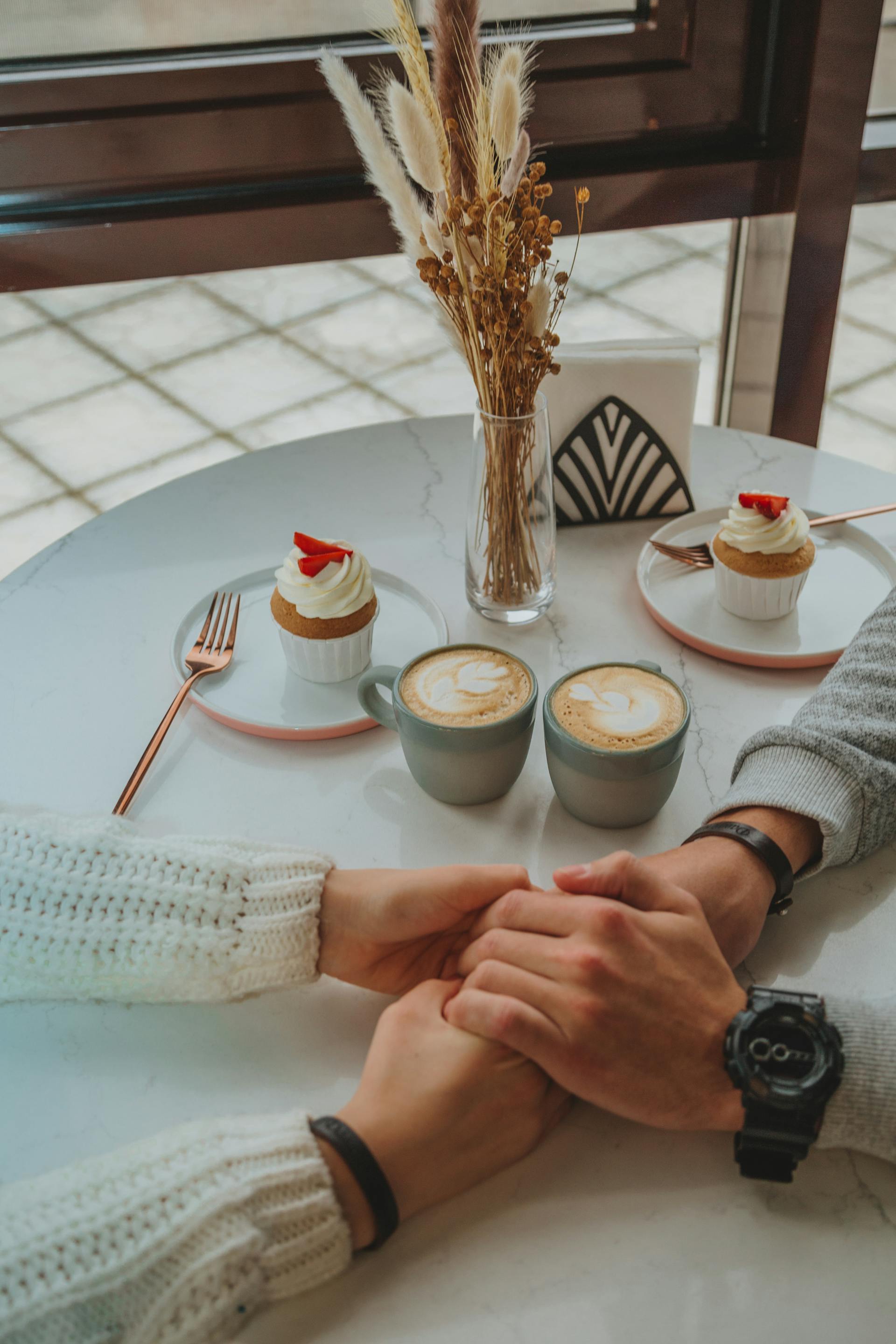 Una pareja cogida de la mano en un restaurante | Fuente: Pexels