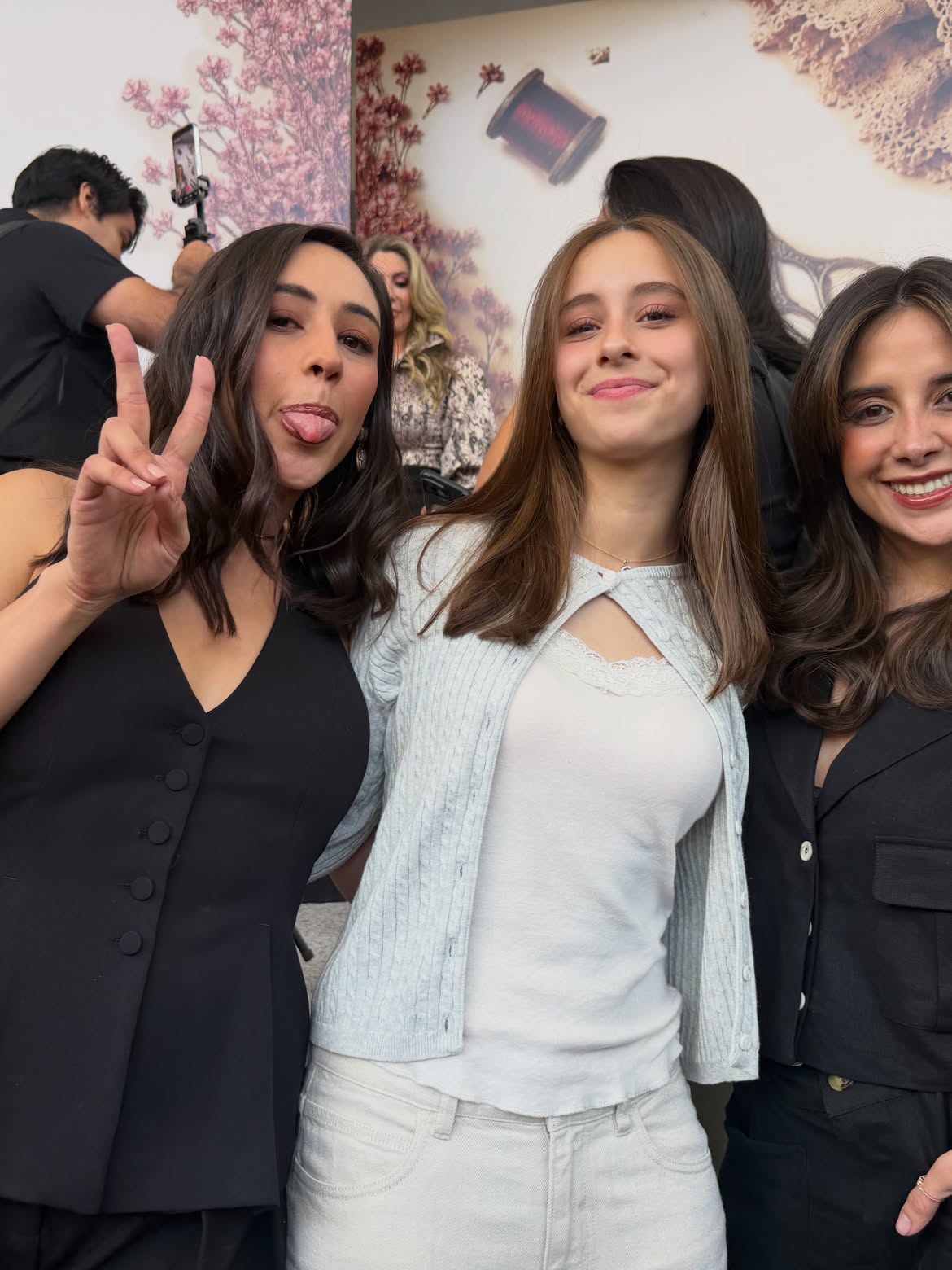 Susana Elías, hija de Susana González, posando durante el estreno de "Todavía te Amo" | Fuente: Instagram/susanagonzalezdr