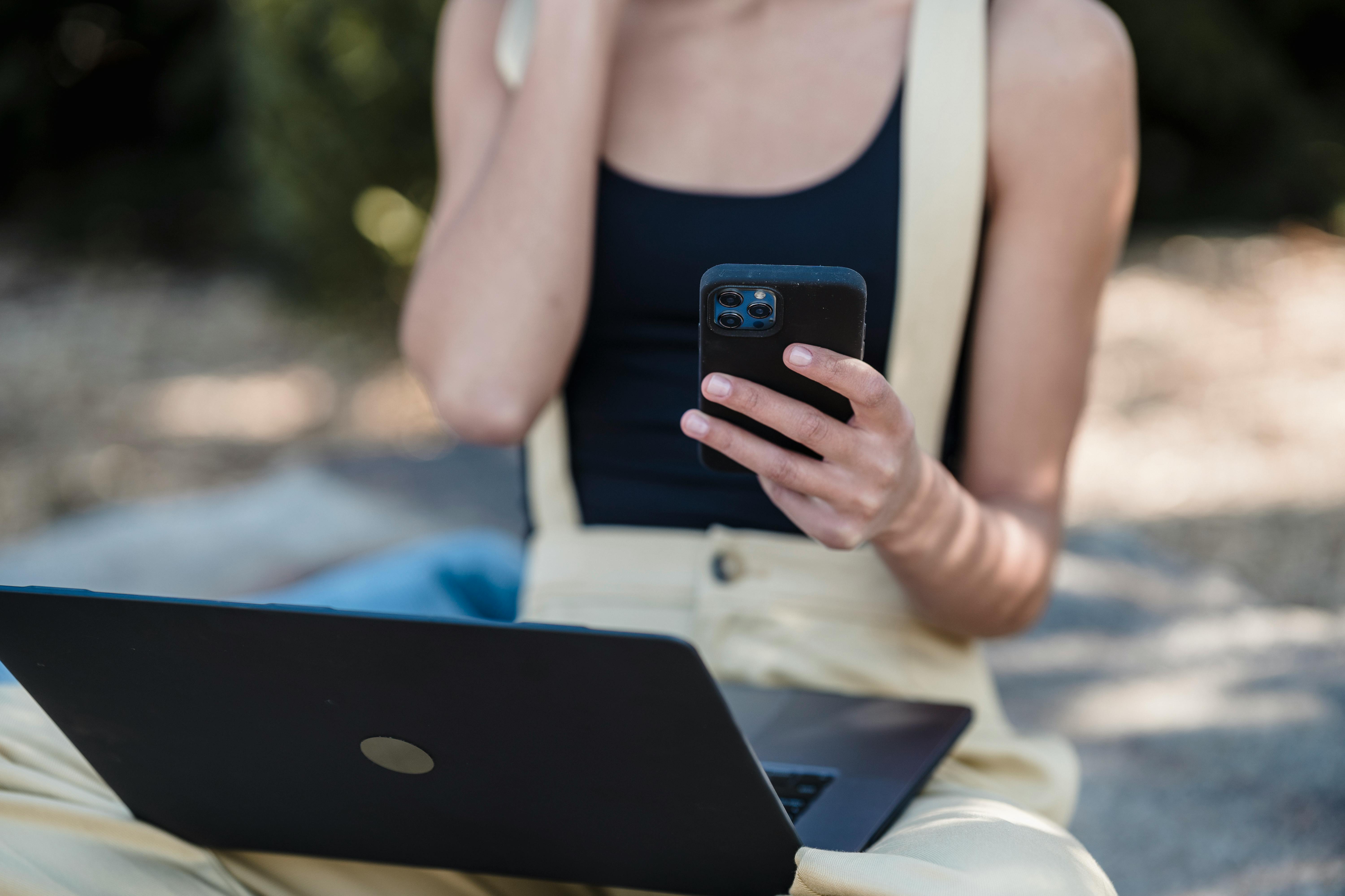 Una mujer hablando por teléfono | Fuente: Pexels