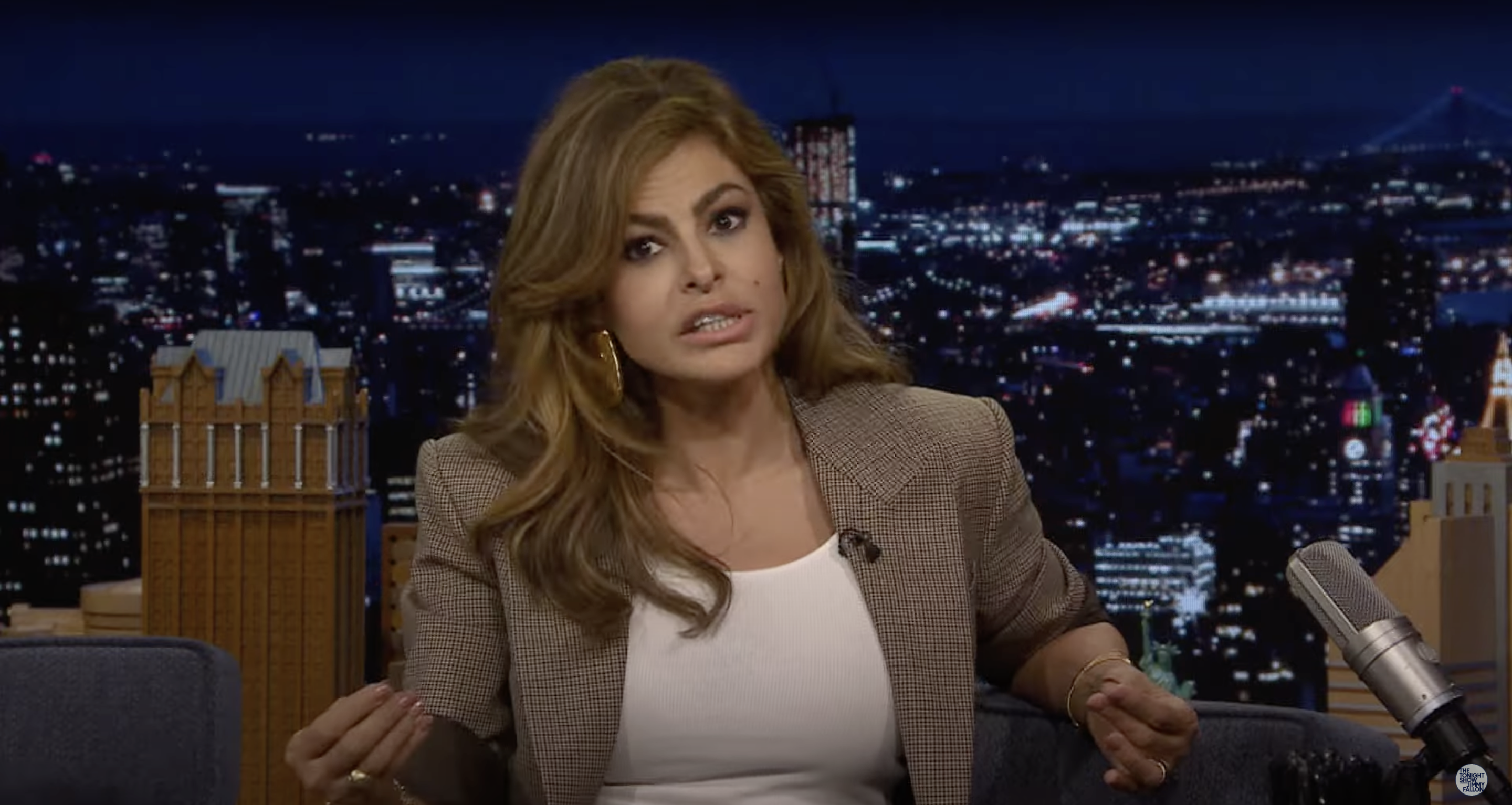 Eva Mendes en "The Tonight Show Starring Jimmy Fallon", promocionando su nuevo libro infantil, de un vídeo de YouTube, fechado el 19 de septiembre de 2024 | Fuente: Youtube/@fallontonight