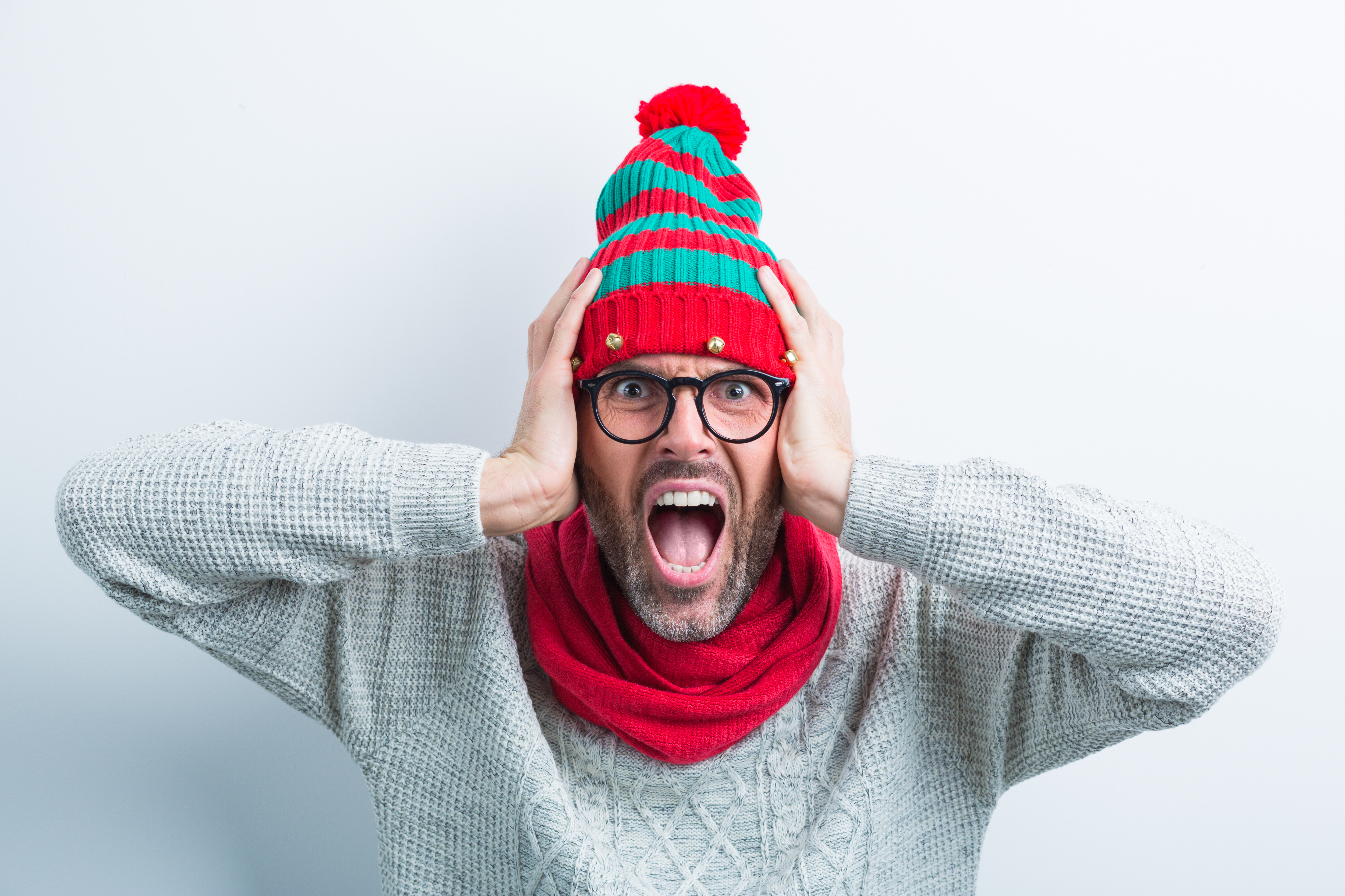 Hombre gritando con un gorro de Navidad | Foto: Getty Images