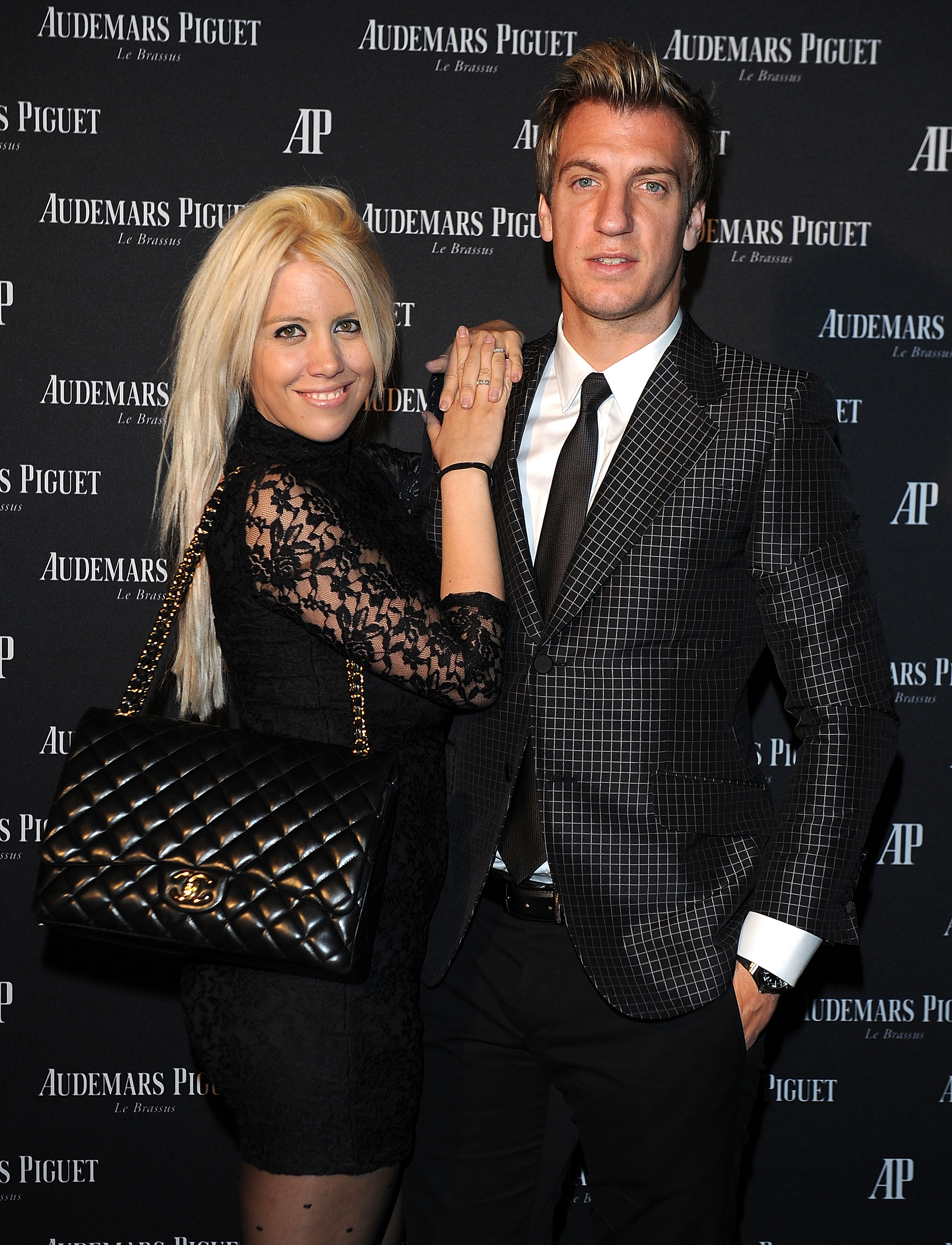 Maxi López y Wanda Nara en una cena de gala con motivo de la exposición "Royal Oak 40 Years: From Avant-Garde to Icon" en el Old Fashion Cafe el 19 de abril de 2012 en Milán, Italia. | Fuente: Getty Images
