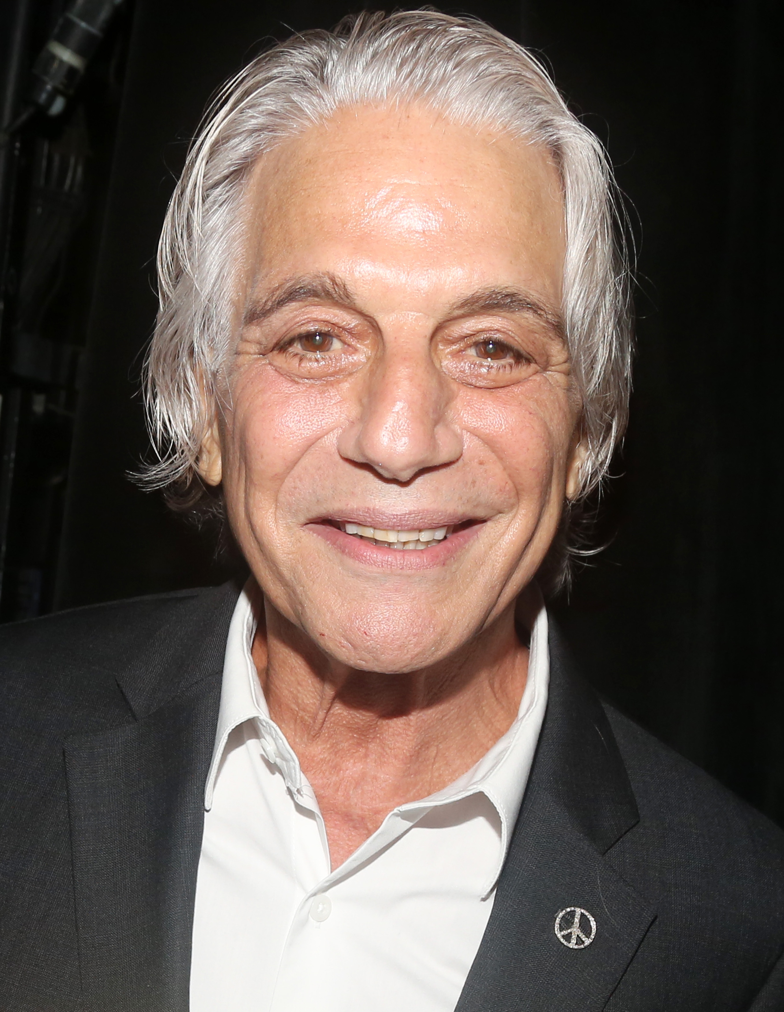 Tony Danza entre bastidores en el exitoso musical "Chicago The Musical" en Broadway el 26 de septiembre de 2024, en Nueva York | Fuente: Getty Images