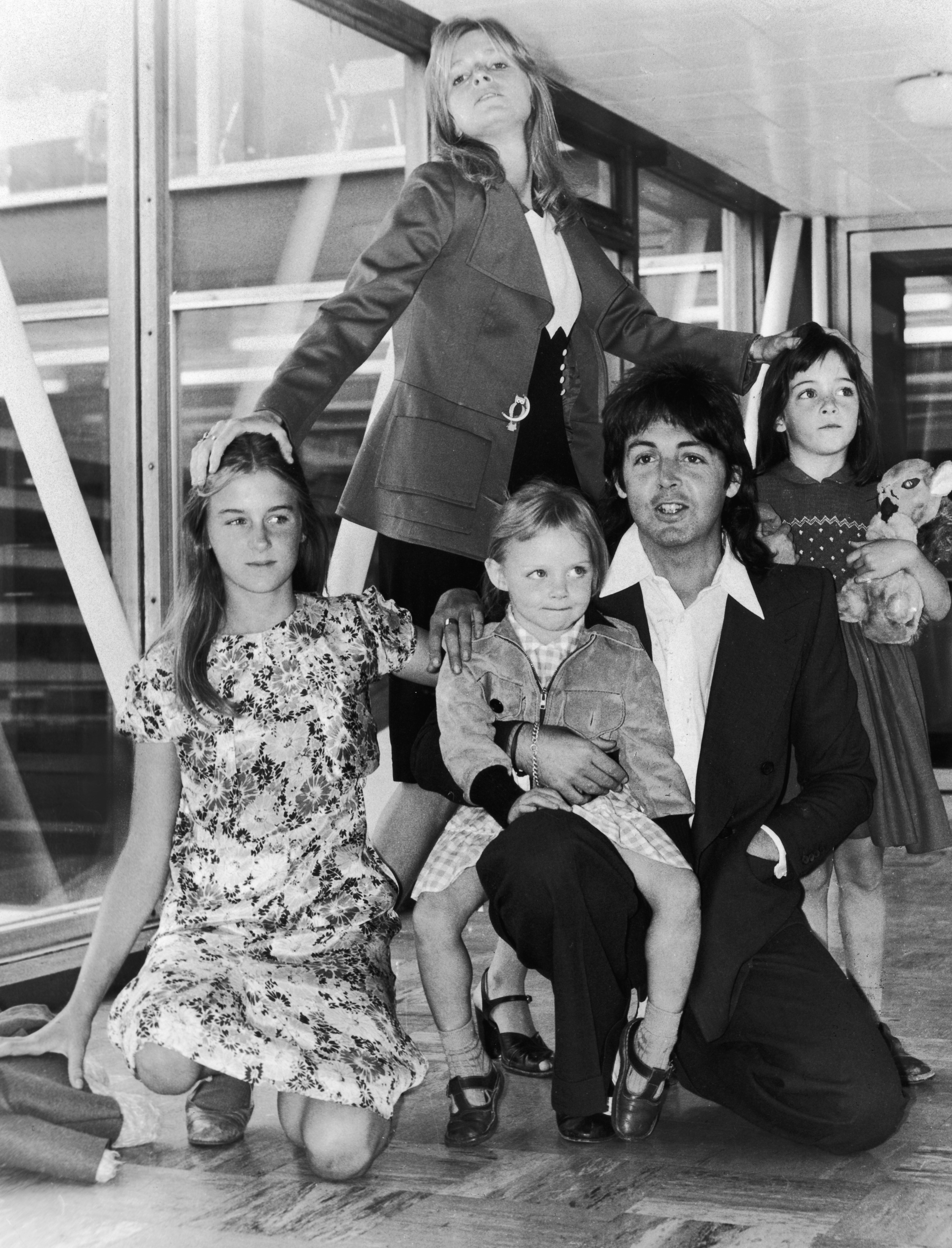 Paul McCartney, Linda McCartney y sus hijas Heather, Stella y Mary posan en un aeropuerto, el 30 de junio de 1975. | Foto: Getty Images