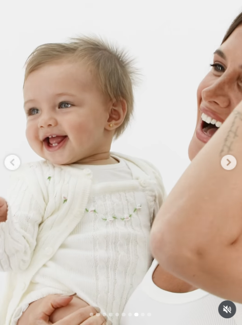 Un entrañable primer plano capturó las risas compartidas entre madre e hija durante el detrás de escena de la sesión. Aitana deslumbró con una amplia sonrisa mostrando sus primeros dientes con su atuendo tejido bordado, mientras Camila sonreía a su lado dejando ver el diseño de su brazo. | Fuente: Instagram/camihoms