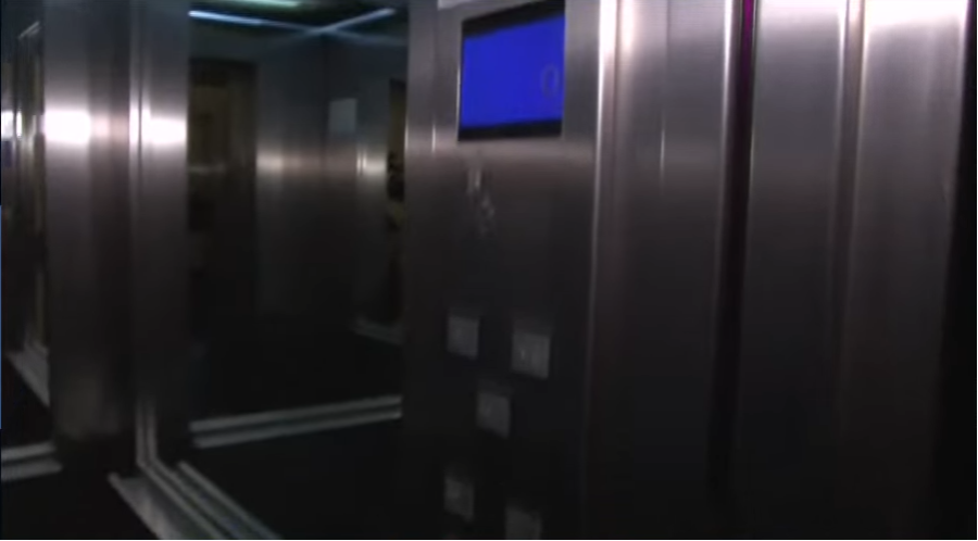 Imagen dentro de uno de los ascensores del edificio donde ocurrió el hecho | Fuente: YouTube/telefecordoba