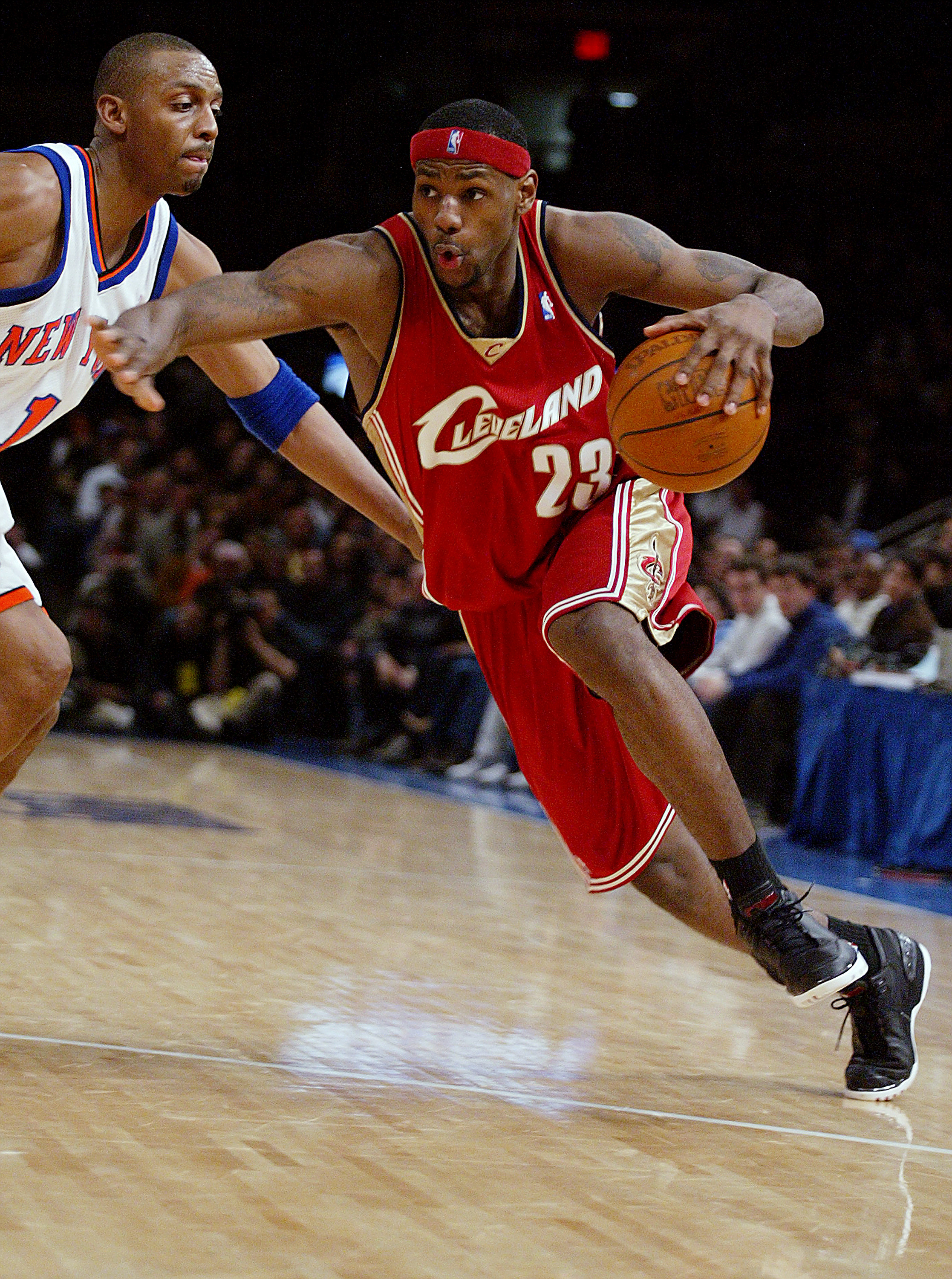 LeBron James al principio de su carrera jugando para los Cleveland Cavaliers hacia 2002 | Foto: Getty Images
