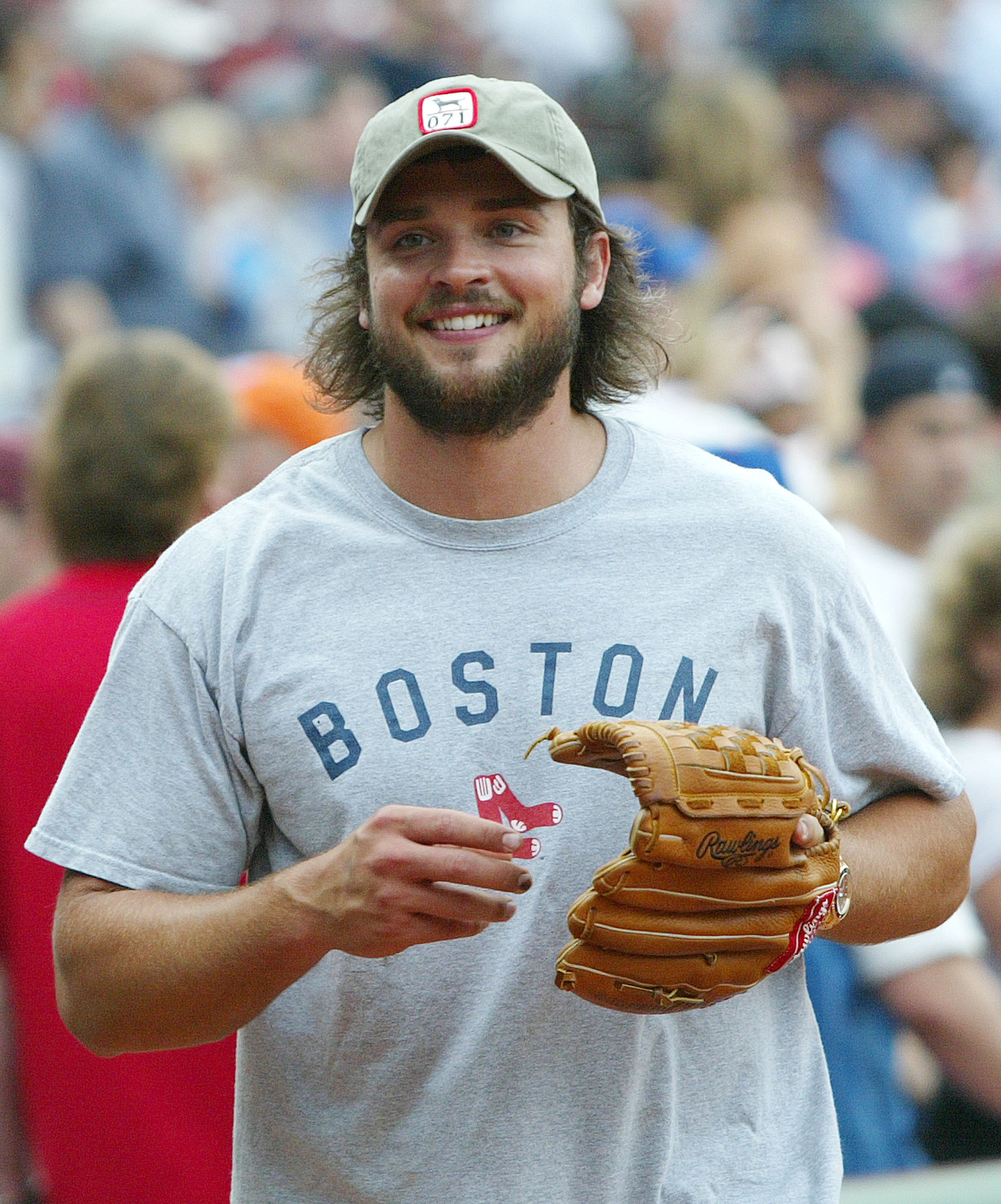 La celebridad lanza el primer lanzamiento ceremonial en un partido de béisbol el 29 de junio de 2006, en Boston, Massachusetts. | Fuente: Getty Images