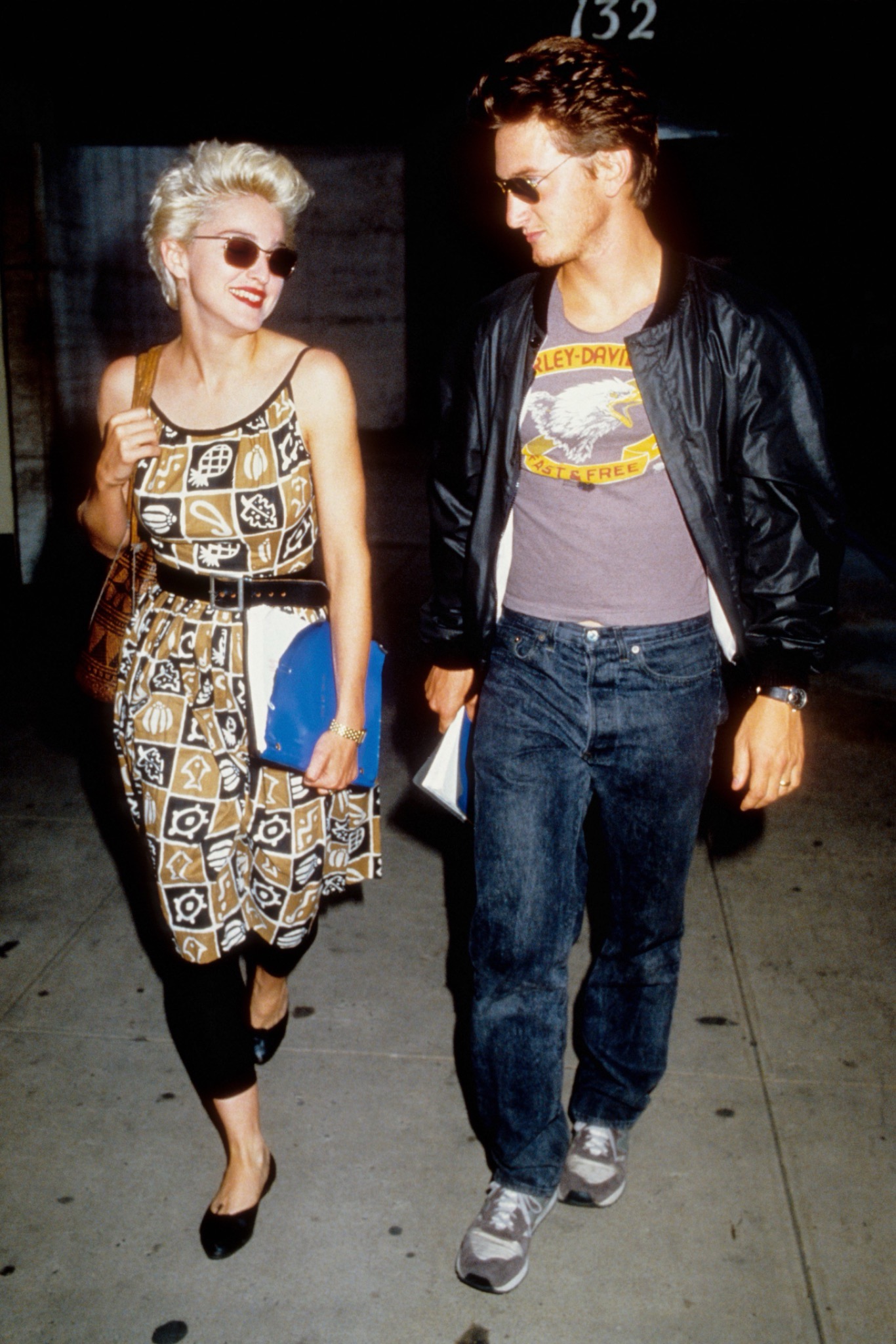 Como ya es bien sabido, Madonna y Sean Penn se casaron el día que ella cumplió 27 años, el 16 de agosto de 1985. Su boda en Malibú acaparó la atención de los medios, con helicópteros sobrevolando la zona mientras los fotógrafos intentaban capturar la ceremonia privada. | Fuente: Getty Images