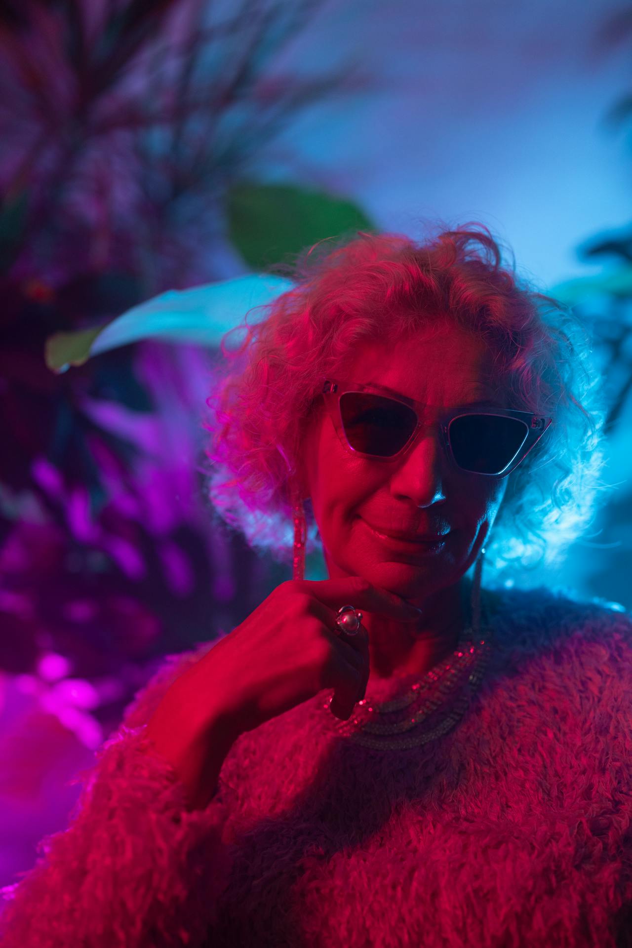 Una anciana encantada con gafas de sol | Fuente: Pexels