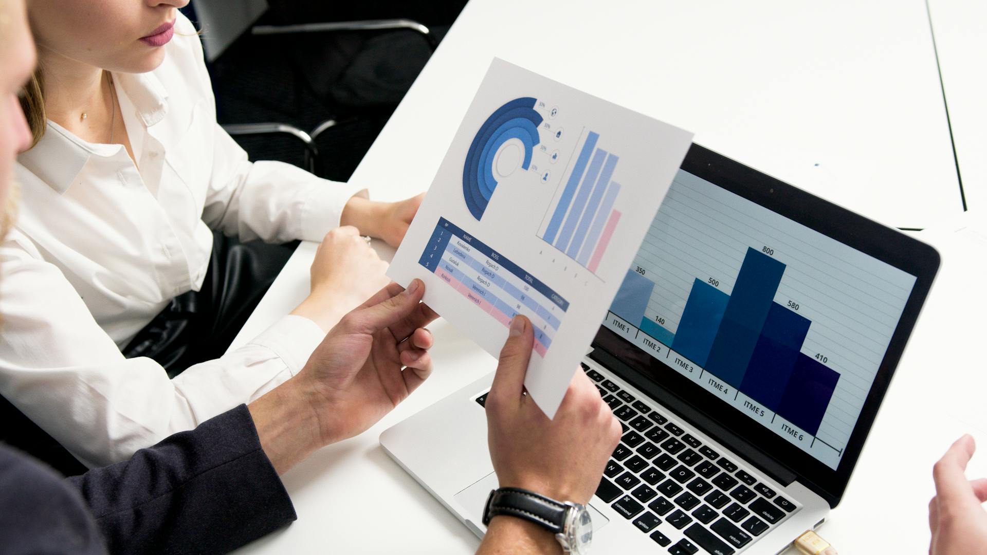 Primer plano de dos personas trabajando en una oficina | Fuente: Pexels