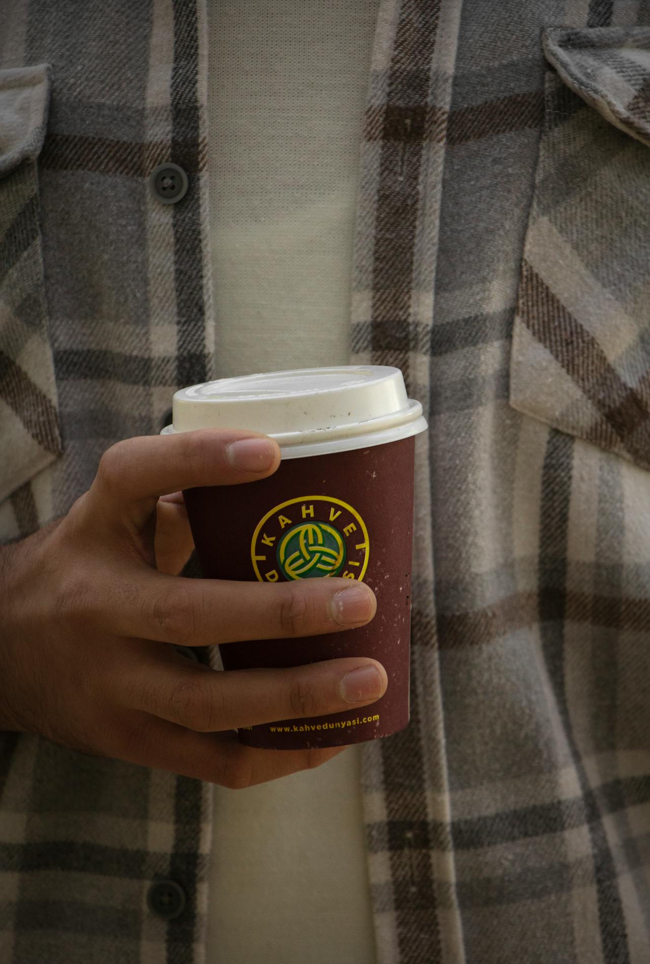 Un hombre con un café en la mano | Fuente: Pexels