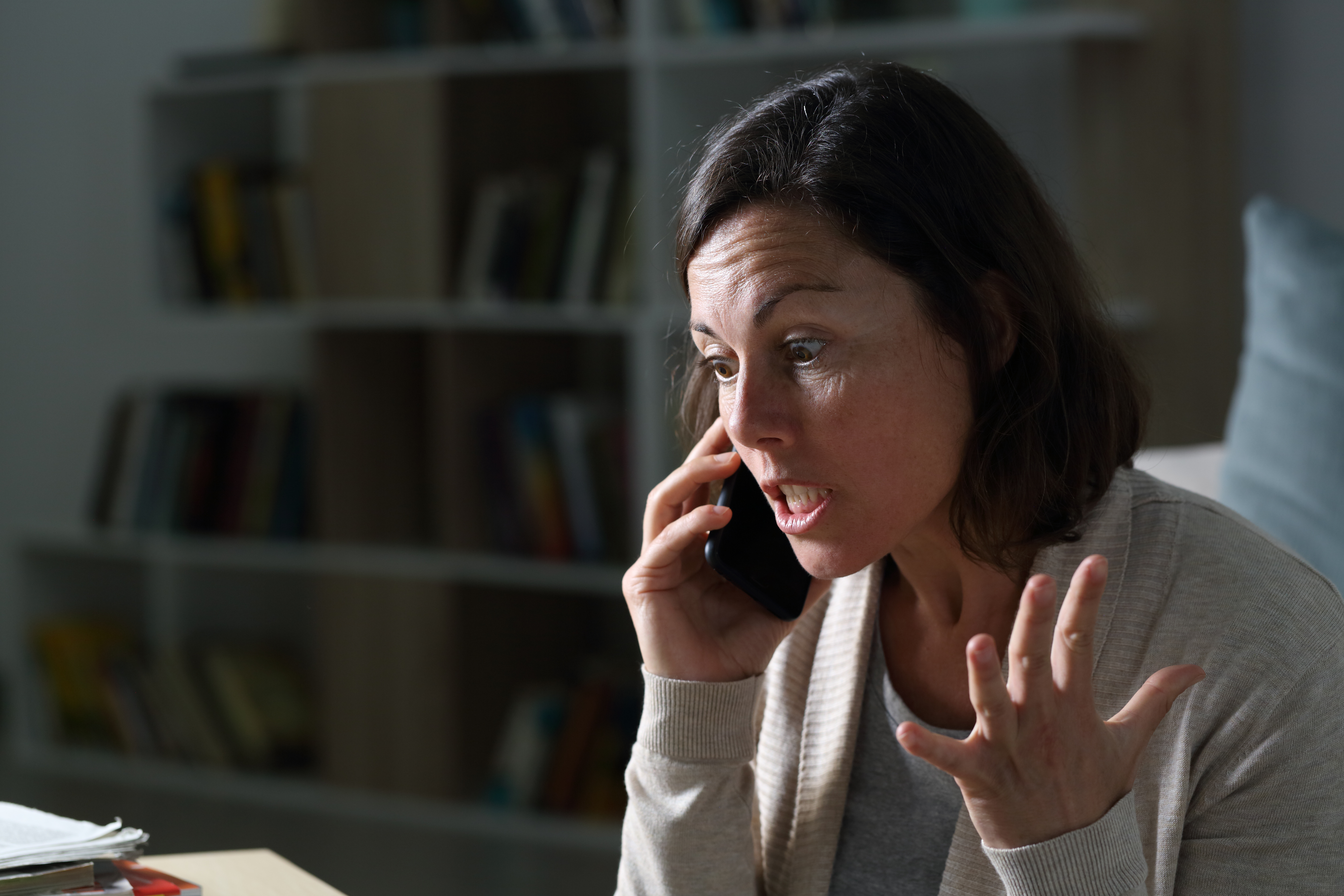 Una mujer enfadada en una llamada | Fuente: Shutterstock
