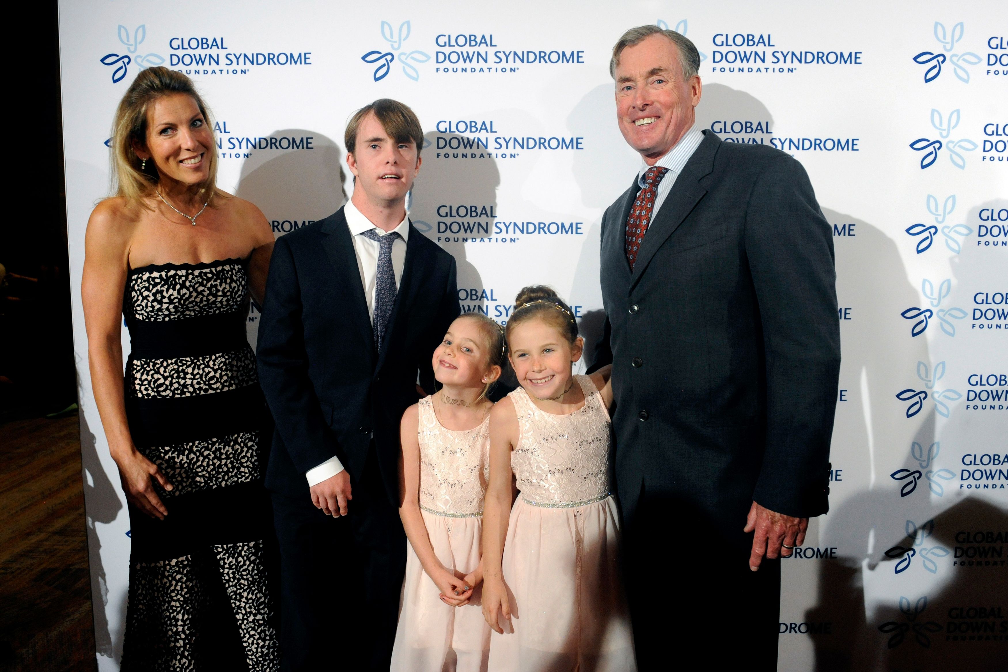 John C. McGinley con su esposa Nichole Kessler, su hijo Max y sus hijas Kate y Billie en el desfile de moda "Be Beautiful, Be Yourself" de la Fundación Global del Síndrome de Down en Colorado en 2016 | Getty Images