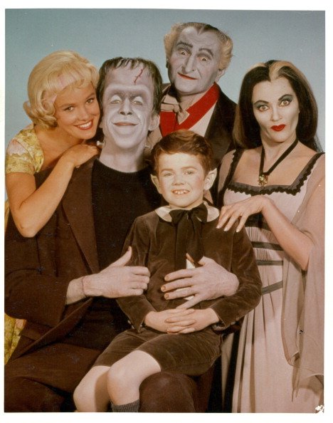 Pat Priest, Al Lewis, Butch Patrick, Fred Gwynne e Yvonne De Carlo en una fotografía publicitaria de la serie de televisión 'The Munsters', en 1964. | Foto: Getty Images