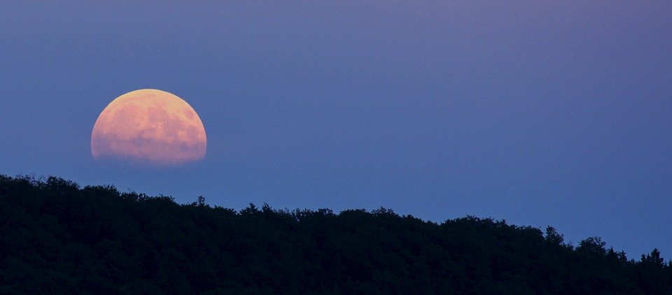 Vista de Superluna sobre una montaña. | Imagen: Pixabay