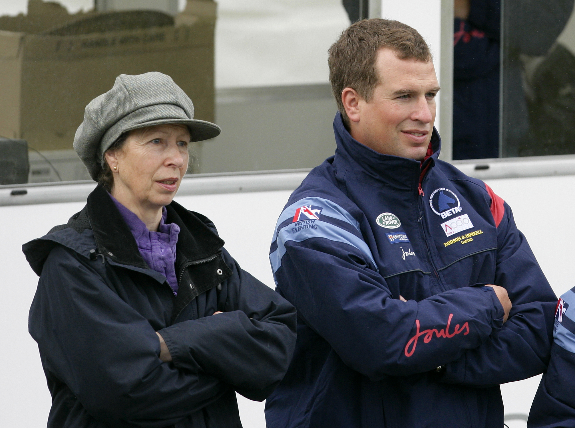 La princesa Anne y Peter Phillips viendo a Zara Phillips competir en la fase de salto de obstáculos del Festival of British Eventing en Gatcombe Park el 7 de agosto de 2010 en Stroud, Inglaterra | Fuente: Getty Images