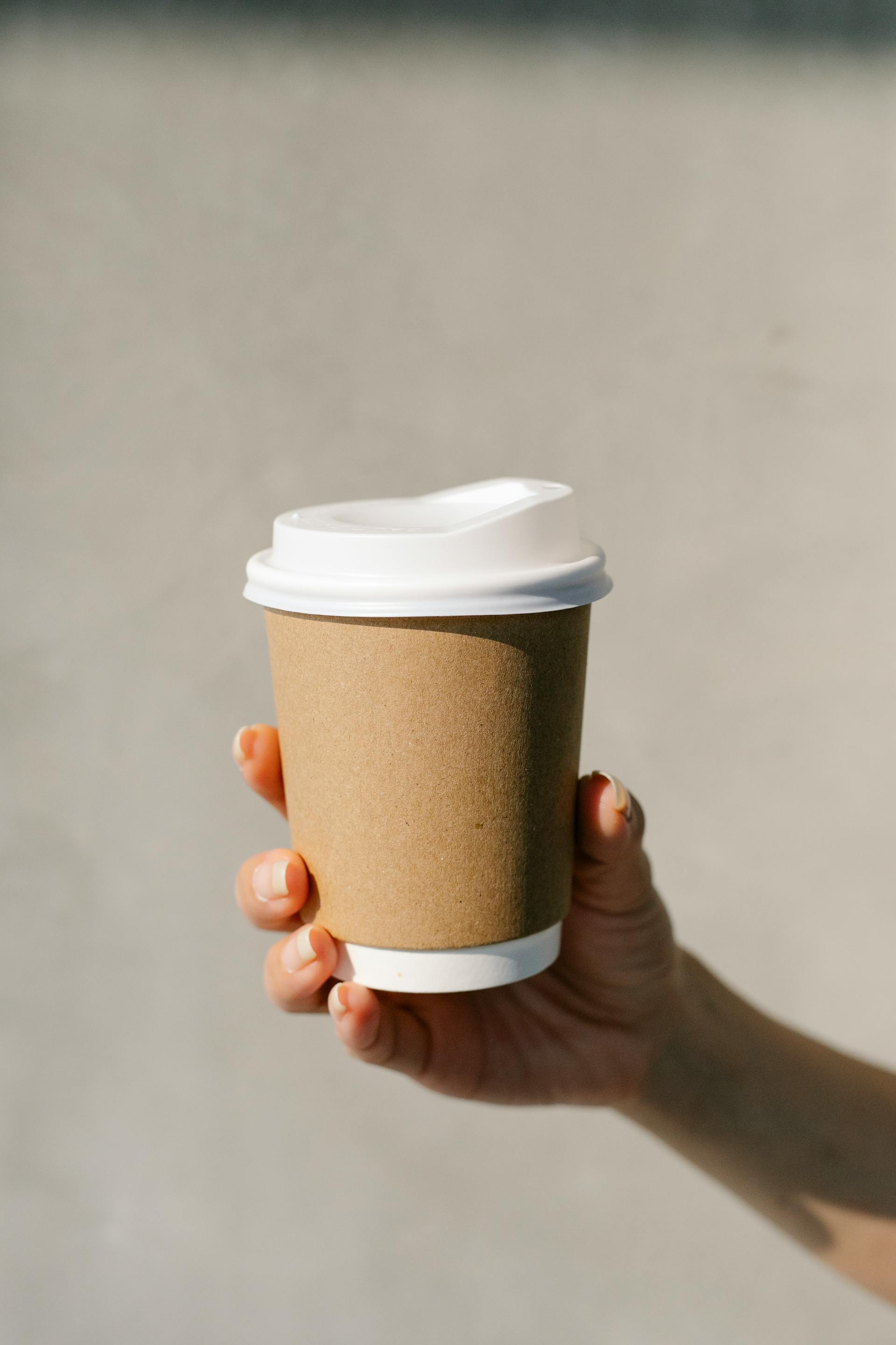 Persona sosteniendo una taza de café | Foto: Pexels