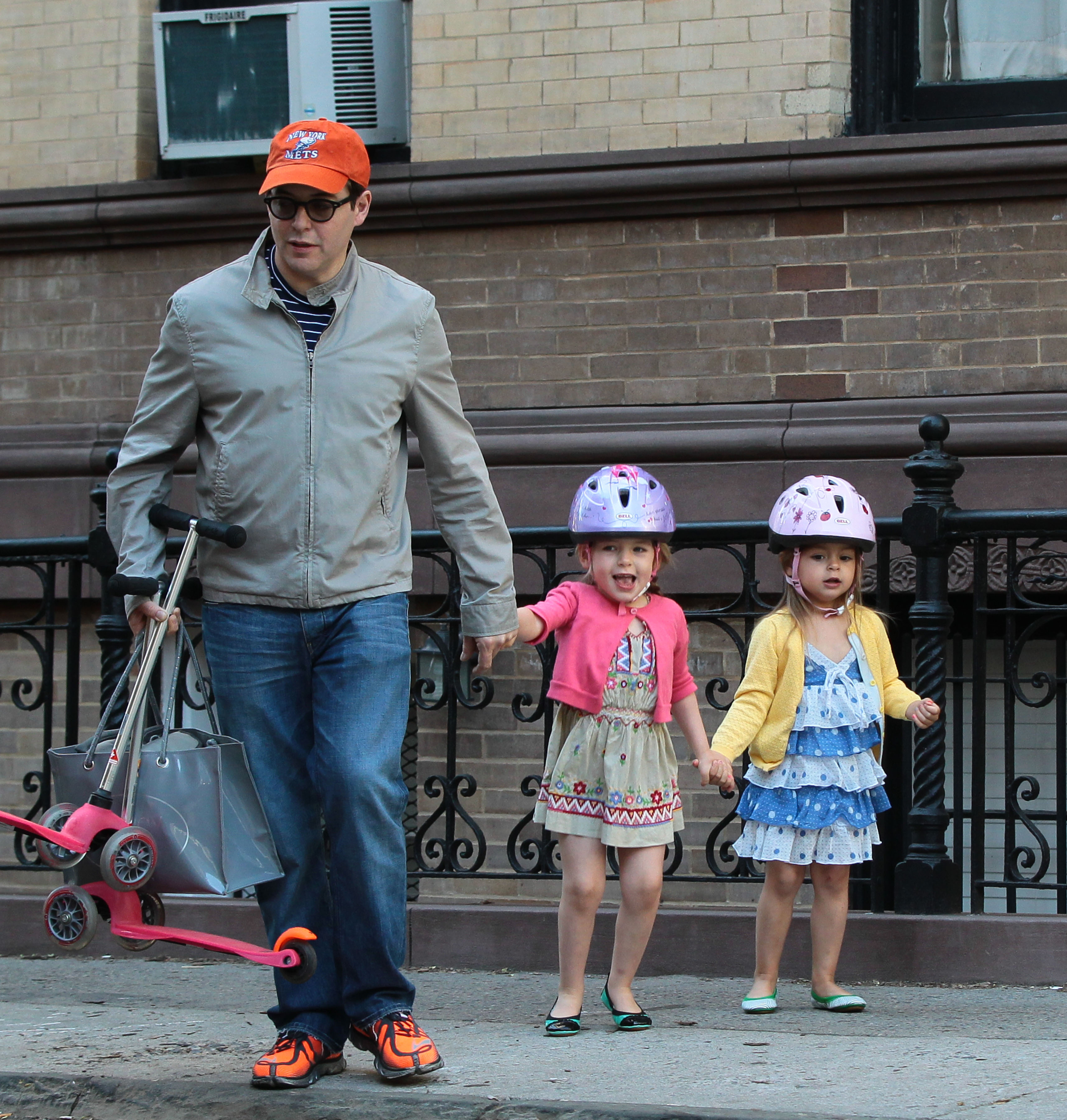 Matthew Broderick y sus hijas, Marion Loretta y Tabitha Hodge, el 1 de mayo de 2013 en Nueva York | Foto: Getty Images