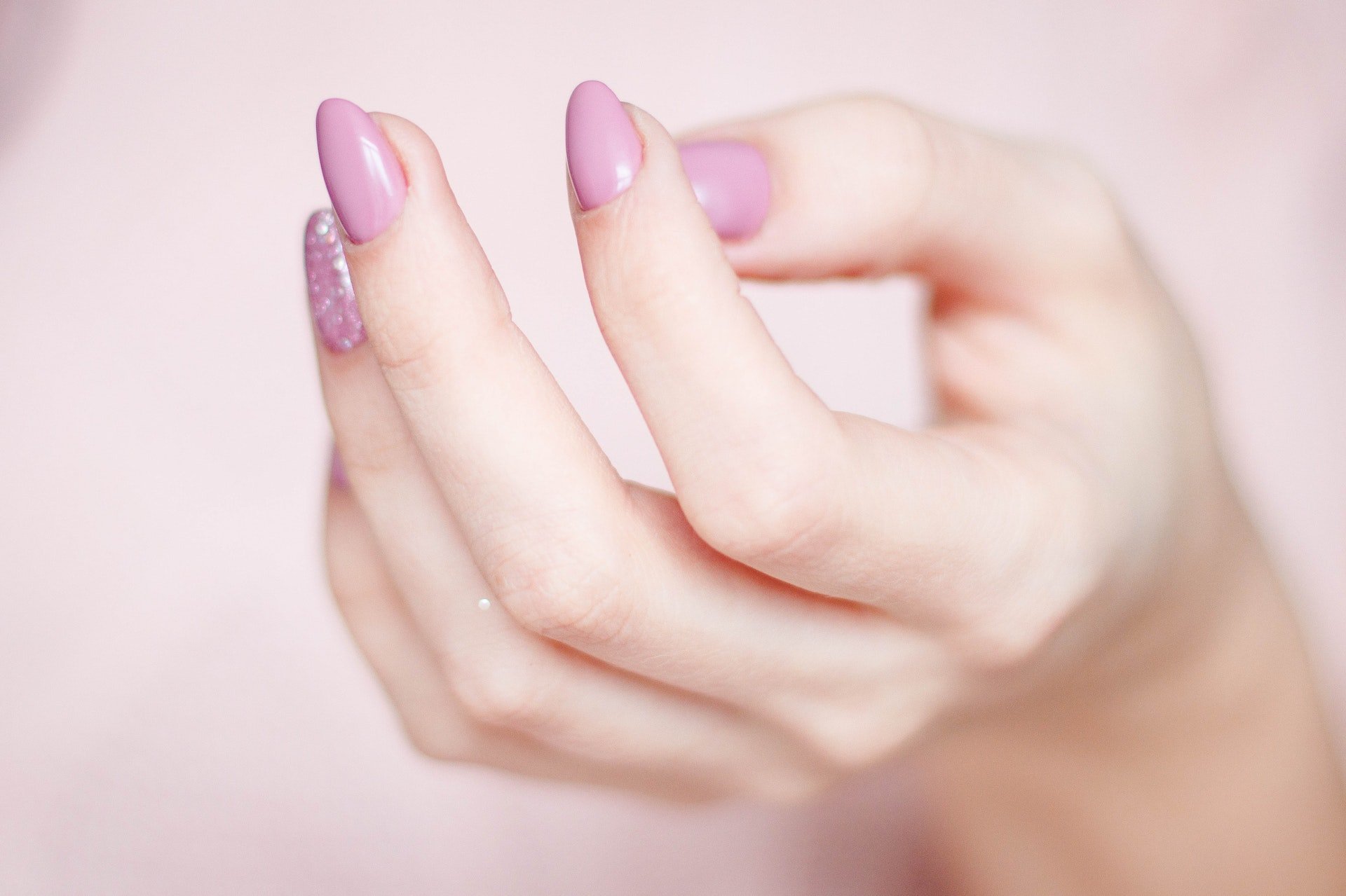 Mano y uñas de mujer. | Foto: Pexels