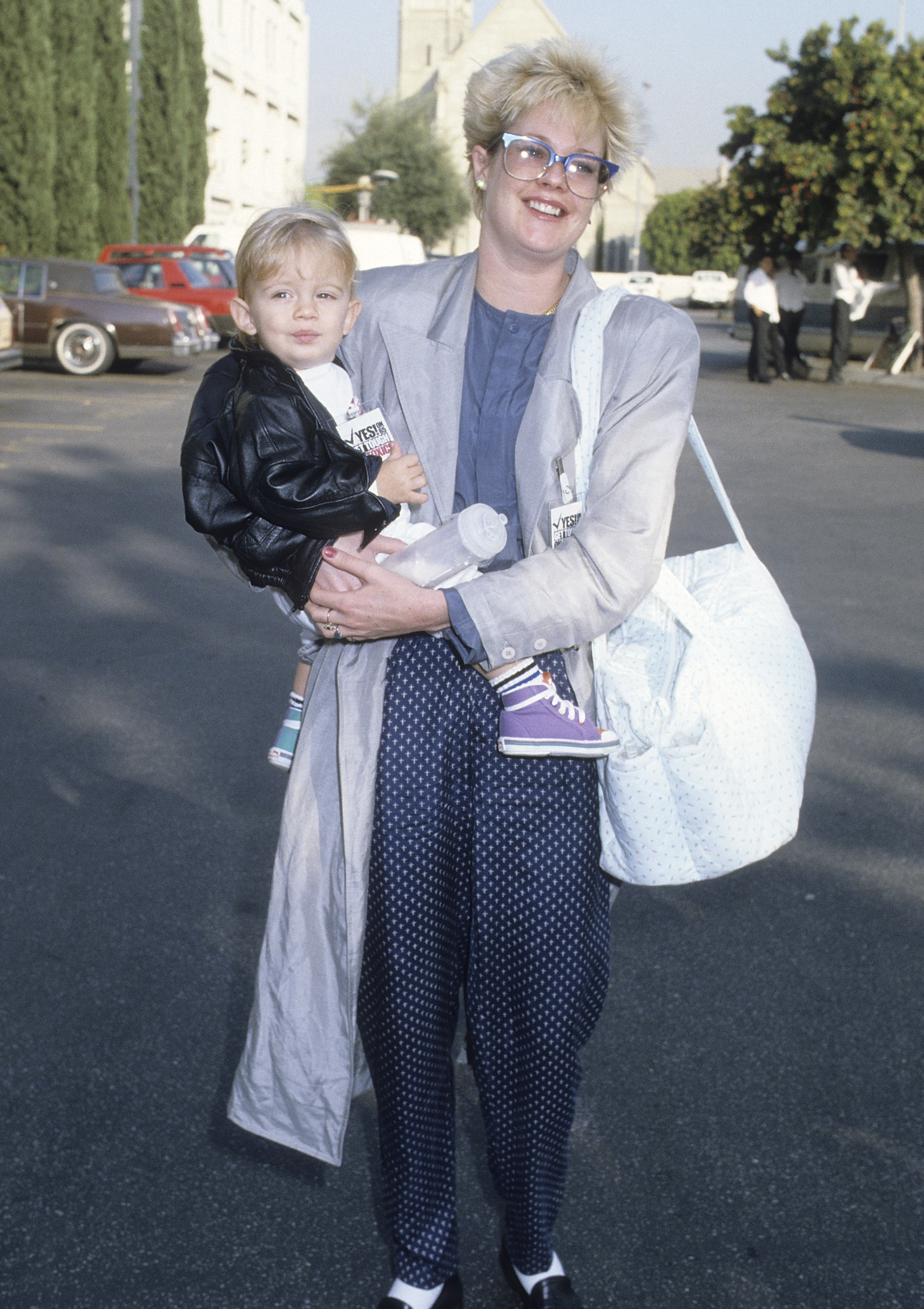 Melanie Griffith con su hijo Alexander Bauer en el acto benéfico ¡Vota Sí a la Proposición 65! el 26 de septiembre de 1986, en Culver City, California | Fuente: Getty Images