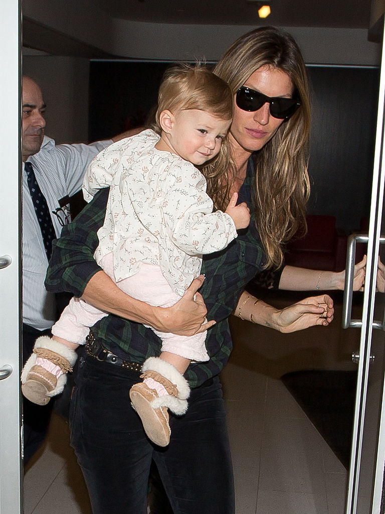 Gisele Bundchen y su hija Vivian Lake Brady son vistas en el aeropuerto LAX el 09 de febrero de 2014 en Los Ángeles, California. (Foto de GVK/Bauer-Griffin/GC Images)
