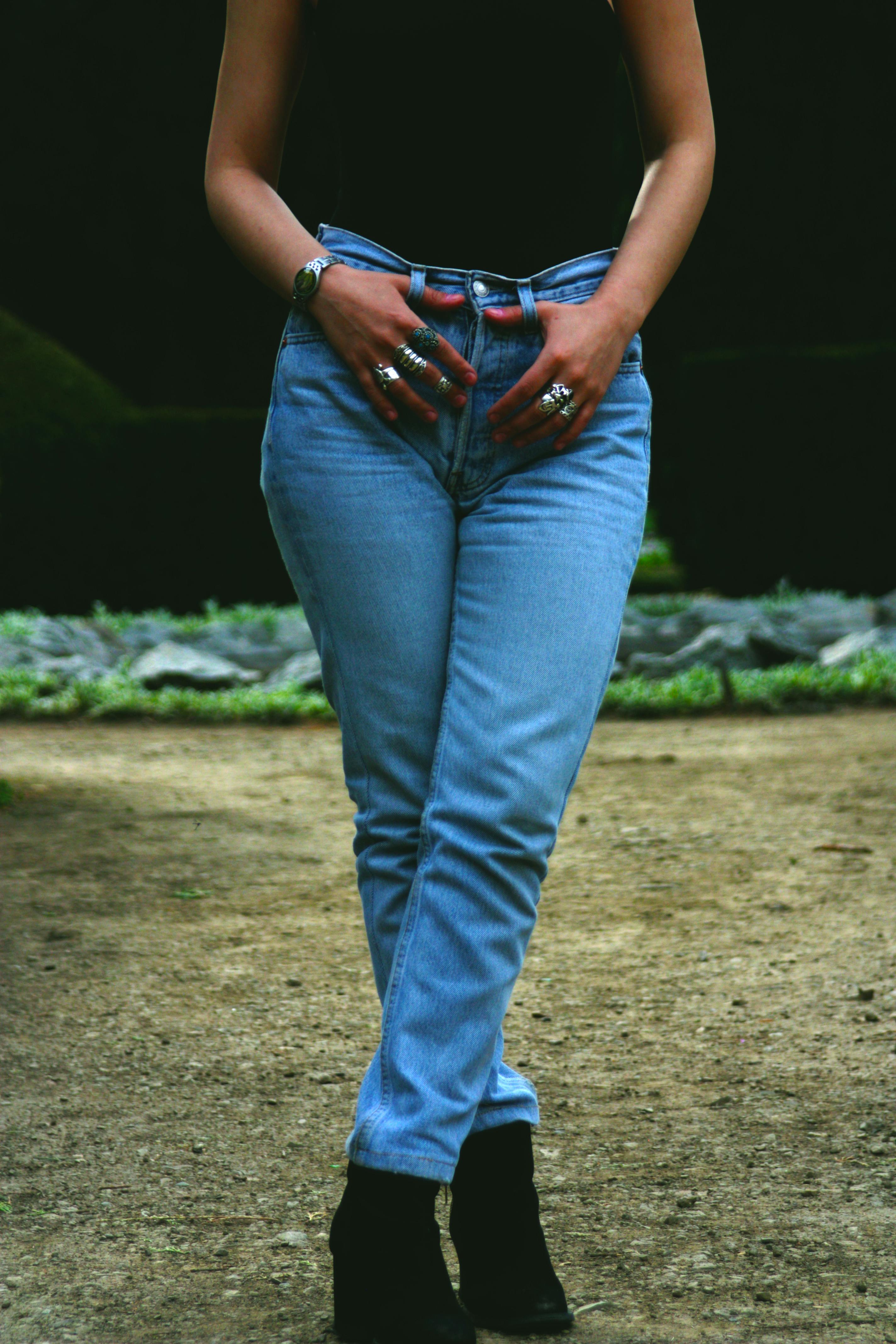 Una mujer con unos jeans azules | Fuente: Pexels