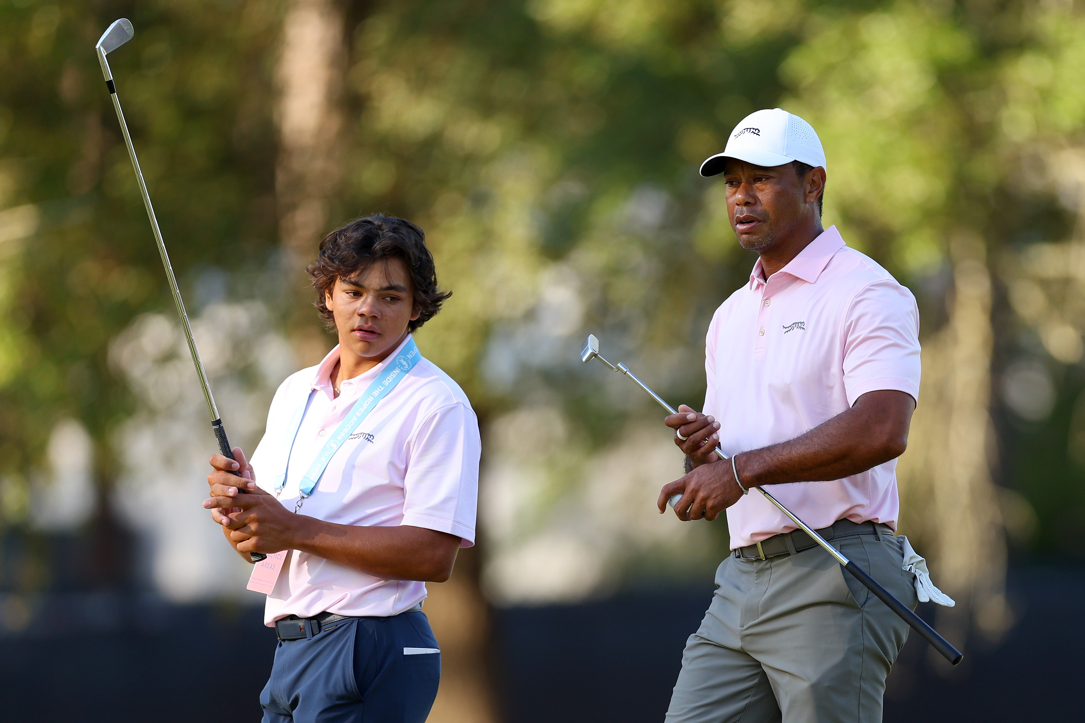 Tiger y Charlie Woods observan desde el segundo hoyo durante una ronda de prácticas del Abierto de EE.UU. en Pinehurst Resort, Carolina del Norte, el 11 de junio de 2024 | Fuente: Getty Images