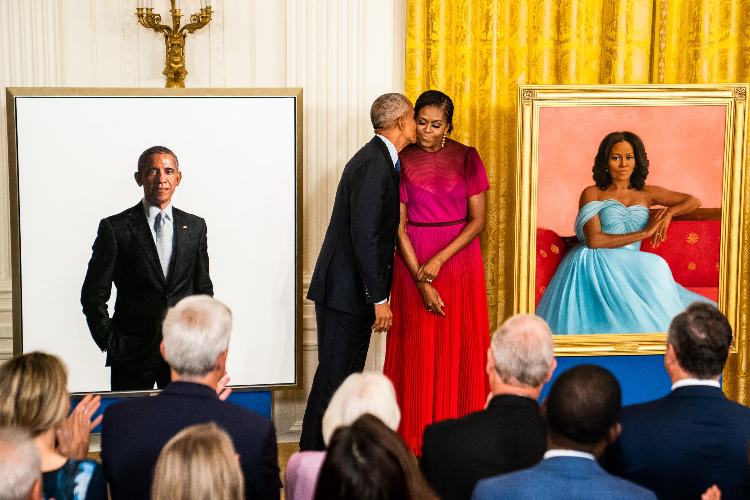 Sus retratos oficiales de la Casa Blanca, pintados por Robert McCurdy y Sharon Sprung, se presentaron en septiembre de 2022, lo que supuso un regreso oficial al edificio cinco años después de que Barack dejara el cargo. | Fuente: Getty Images