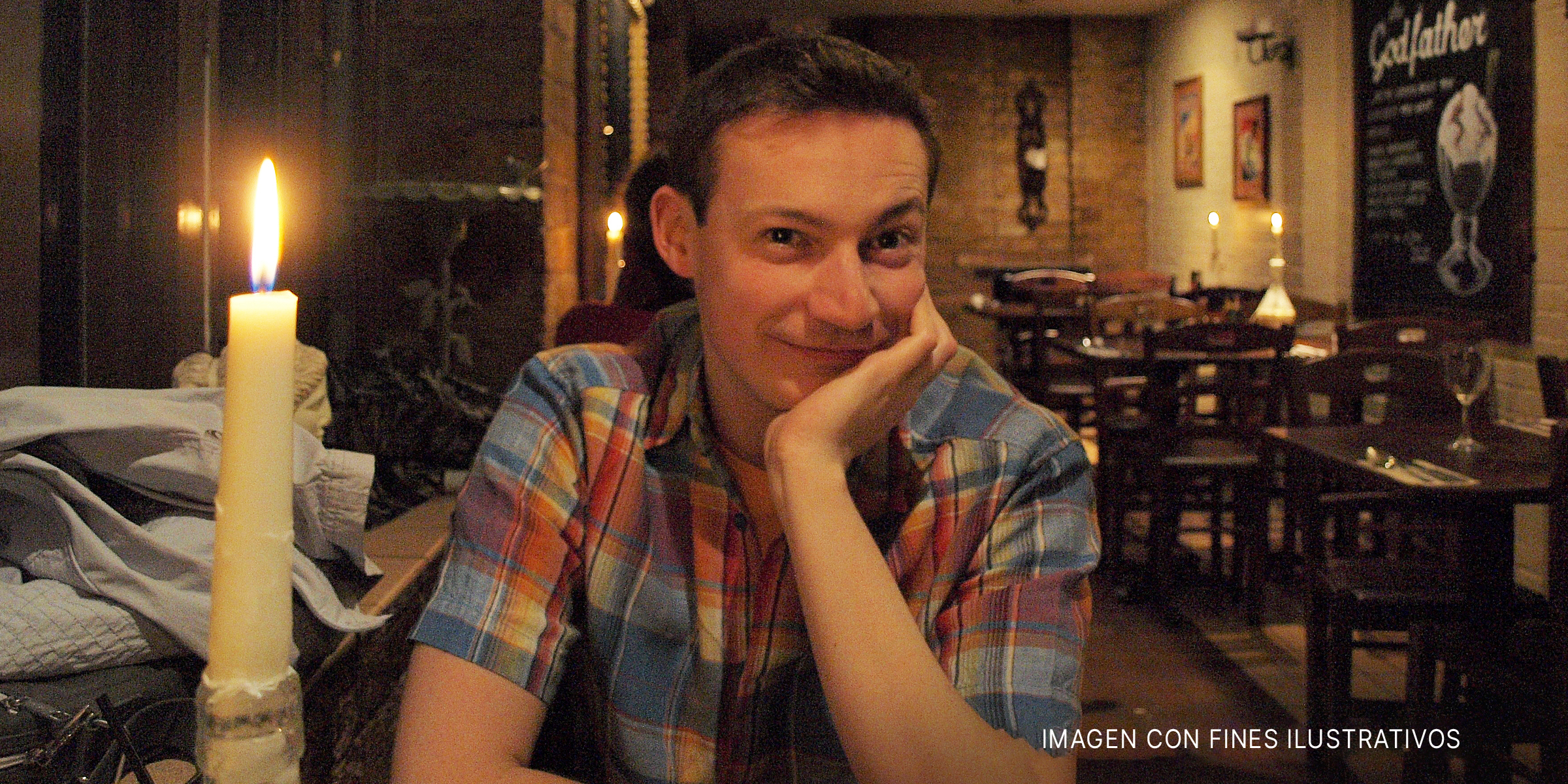 Hombre sonríe en un restaurante | Foto: Flickr.com/Kevin Steinhardt (CC BY 2.0)