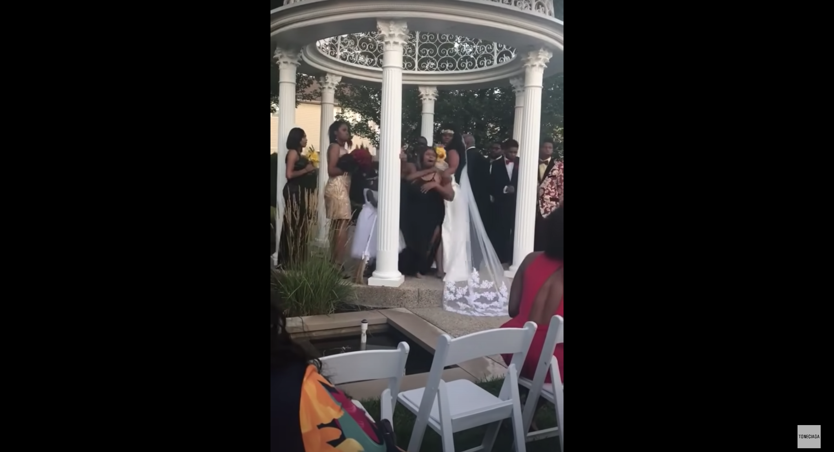 La hija de la novia interviene. | Foto: Youtube.com/Toneciaga