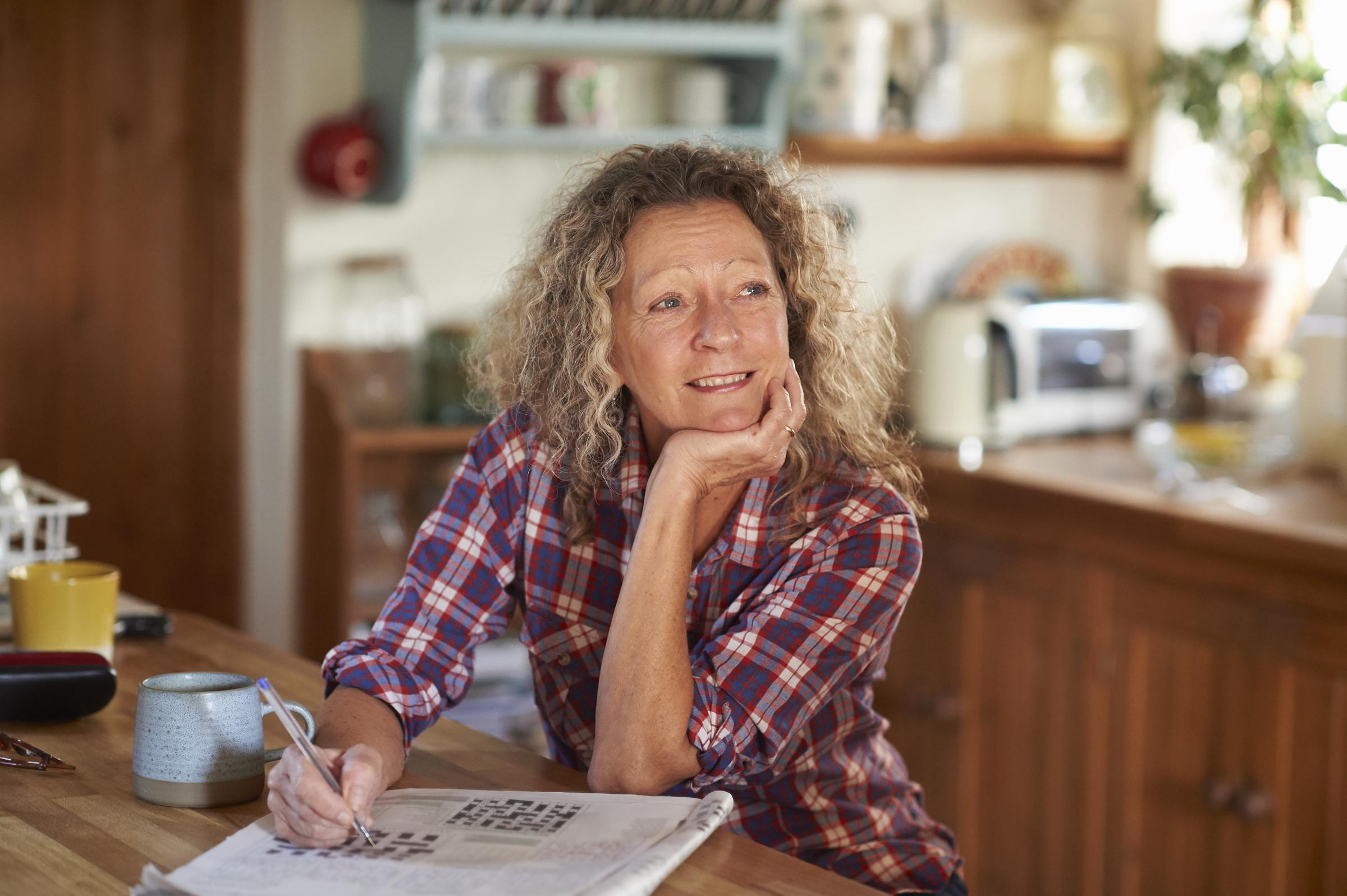 Una mujer disfrutando de un crucigrama | Fuente: Getty Images